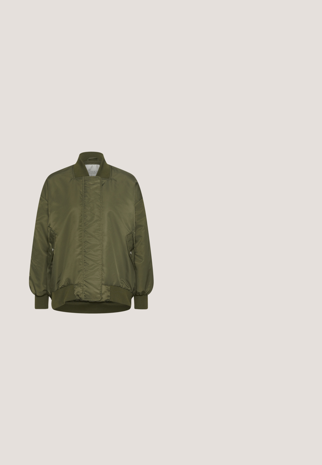 Blouson bomber matelassé vert olive avec fermeture à rabat devant, poignets, col et bas côtelés, et poches latérales à boutons-pression.; T-shirt vert à manches courtes avec un col rond et une texture douce et lisse. Il présente une coupe décontractée et un bas droit.; Pantalons cargo vert olive avec une taille élastique, cordon de serrage et deux poches latérales ; jambe fuselée avec des poignets élastiques. Texture de tissu lisse.; Baskets vert olive avec une tige en suède texturé et en mesh, dotées d'une semelle en caoutchouc épaisse et de coutures détaillées sur les côtés.; Sac à main en cuir vert foncé brillant avec deux poignées rondes, fermeture éclair argentée en haut et détails de sangle à boucle à l'avant.; Des objets en forme de capsule avec un dessus beige brillant et un fond vert olive mat, présentant des surfaces lisses et des lignes épurées.