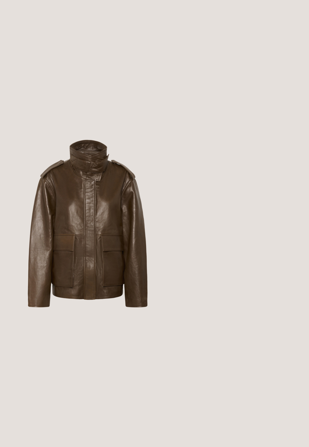 Chaqueta de cuero marrón con cuello alto, bolsillos delanteros con solapa, hombreras y cierre frontal cubierto por cremallera.; Vestido marrón hasta la rodilla en un material suave, con un escote en V profundo, mangas cortas y un detalle fruncido en la cintura. Textura suave.; Zapato de tacón ancho para mujer en ante beige con punta puntiaguda y correa al tobillo con cierre de hebilla cuadrada.; Gafas de sol cuadradas de carey con lentes degradados, brazos texturizados en negro y diseño de montura geométrica.; Bolso de tela beige con asas y ribetes de cuero marrón, logo dorado de GUESS y correa de hombro desmontable sobre fondo blanco.; Pulsera de cadena en tono dorado con un charm redondo con cabeza de león adornado con pequeñas piedras transparentes y cierre de langosta.