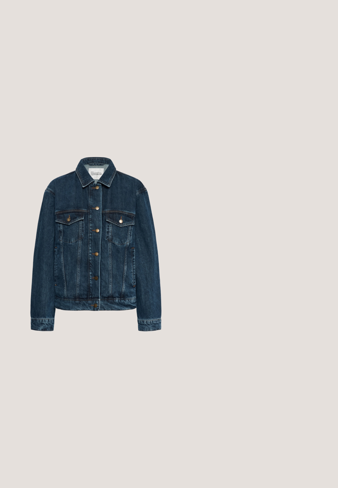 Donkerblauw denim jack met knoopsluiting aan de voorkant, twee borstzakken met klep en knopen, zijzakken en een klassieke kraag.; V-hals trui in lichtblauw, gemaakt van zachte stof, met een ontspannen pasvorm, verzonken schoudernaden en ribgebreide manchetten en zoom.; Strapless, nauwsluitende maxidress van donkerdenim, met een rechte silhouet en een zachte textuur zonder zichtbare sluitingen of versieringen.; Lichtblauwe lage casual sneaker met witte veters, witte hielstrook en bruine gestructureerde zool, gezien van opzij op een witte achtergrond.; Donkerblauwe leren schoudertas met een gebogen vorm en een enkele band, met fijne korreltextuur en subtiele branding.; Een paar glanzende zilveren oorringen met een dikke, ronde vorm en een scharniersluiting op een witte achtergrond.