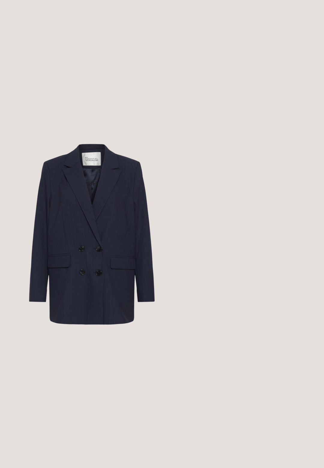 Marineblauwe double-breasted blazer met subtiele krijtstrepen, revers met inkeping, klepzakken aan de voorkant en vier zwarte knopen.; Roomkleurig kabelgebreid mouwloos sweatervest met rode en witte gestreepte V-hals en armsgaten, Tommy Jeans-label bij de kraag en zoom.; Lichtblauw overhemd met lange mouwen, knopen, een geknoopte kraag en een klein borstzakje met een klein geborduurd logo.; Beige geplisseerde rok met een aangesloten tailleband, gemaakt van een gladde stof. Kenmerkt zich door meerdere verticale plooien en een rechte zoom.; Bruine lederen loafers met gestikte details, een lage hak en een gestructureerde rubberen zool. Heeft een kleine gouden accent nabij de hak.; Donkerblauwe suède handtas met een kort omwikkeld handvat, gouden initialenlogo aan de voorkant, lange schouderriem en een zijden sjaal met patroon vastgeknoopt aan het handvat.