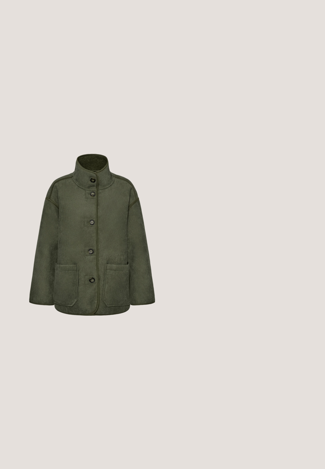 Olijfgroene corduroy jas met hoge kraag, lange mouwen, vijf zwarte knopen en twee voorzakken.; Donkergrijze sweatshirt met een ronde hals, lange mouwen, een asymmetrisch ontwerp en een zachte textuur. Heeft een ontspannen pasvorm en minimale stikdetails.; Donkergroene corduroy wijde broek. Heeft verticale ribbels, zijzakken en twee decoratieve knopen op de tailleband.; Groene suède enkellaarsjes met een ronde neus, gestikte details en een gestructureerde zool. Voorzien van een lus aan de achterkant voor gemakkelijk aantrekken.; Gestepte olijfgroene leren hobo tas met een gestructureerd oppervlak, een brede, slappe vorm en een enkele, afgeronde schouderriem.; Oorbellen in goudkleur met een gebogen, organische vorm. Glad oppervlak en gepolijste afwerking. Voorzien van stekers voor een veilige bevestiging.