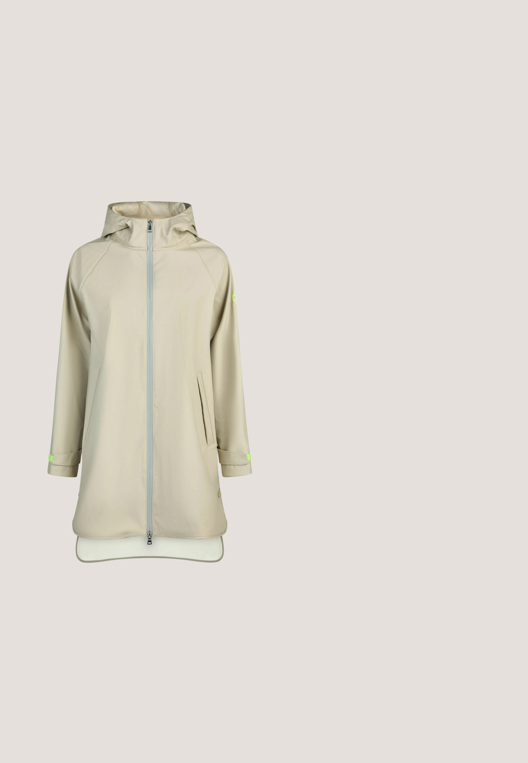 Beige waterafstotende regenjas tot op de knie met capuchon, ritssluiting aan de voorkant, twee zijzakken en verstelbare manchetten met neon groene accenten.; Zwarte pullover hoodie met kangoeroezak, geribde boorden en een relaxte pasvorm.; Bruine mouwloze top met een afgeronde halslijn, gemaakt van zachte stof. Eenvoudig ontwerp met een rechte pasvorm en zoom. Geen patronen of accenten.; Katoenen sweatpants in gedempt mauve met een zachte textuur, voorzien van een klein wit geborduurd logo "self." aan de linker voorkant.; Witte en grijze sneaker met beige accenten en een gumzool, zwevend boven een betonnen trede tegen een wazige grijze achtergrond.; Beige schoudertas met een zwarte band. Glad materiaal, klepafsluiting met een zwarte gesp en afneembare band met hardware-accenten.