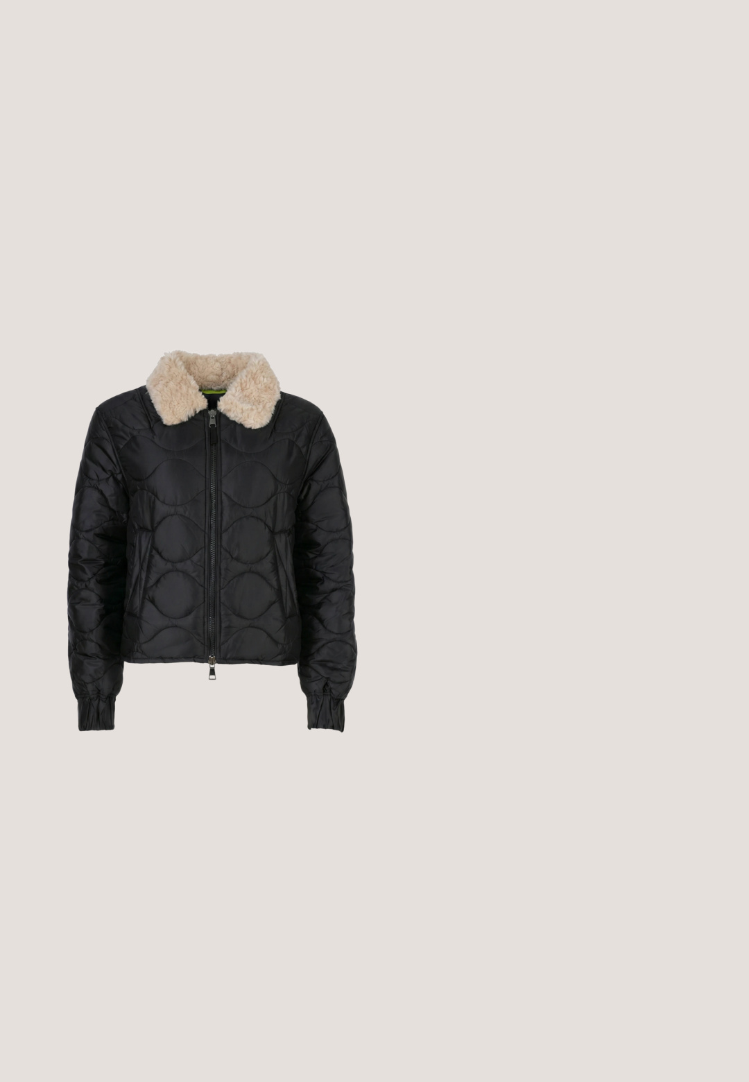 Zwarte doorgestikte jas met beige nepbontkraag, ritssluiting aan de voorkant en elastische manchetten aan lange mouwen.; Zwart fleece pullover met een hoge kraag en een kwartrits. Heeft lange mouwen en een gladde textuur. Geen zichtbare patronen of accenten.; Zwarte nauwsluitende leggings met een hoge taille en gladde stof, plat gelegd tegen een witte achtergrond.; Zwarte suède enkellaarsjes met een zachte binnenvoering, voorzien van een decoratief wit hartpatroon aan de zijkant en een platte zwarte rubberen zool.; Zwarte ovale Vogue-zonnebril met donker getinte glazen en glanzende monturen, rustend op een wit oppervlak.; Zwarte, gewatteerde draagtas met een glanzende afwerking, voorzien van twee korte handvatten en een klein blauw etiket. Rectangulaire vorm met horizontale strepen.