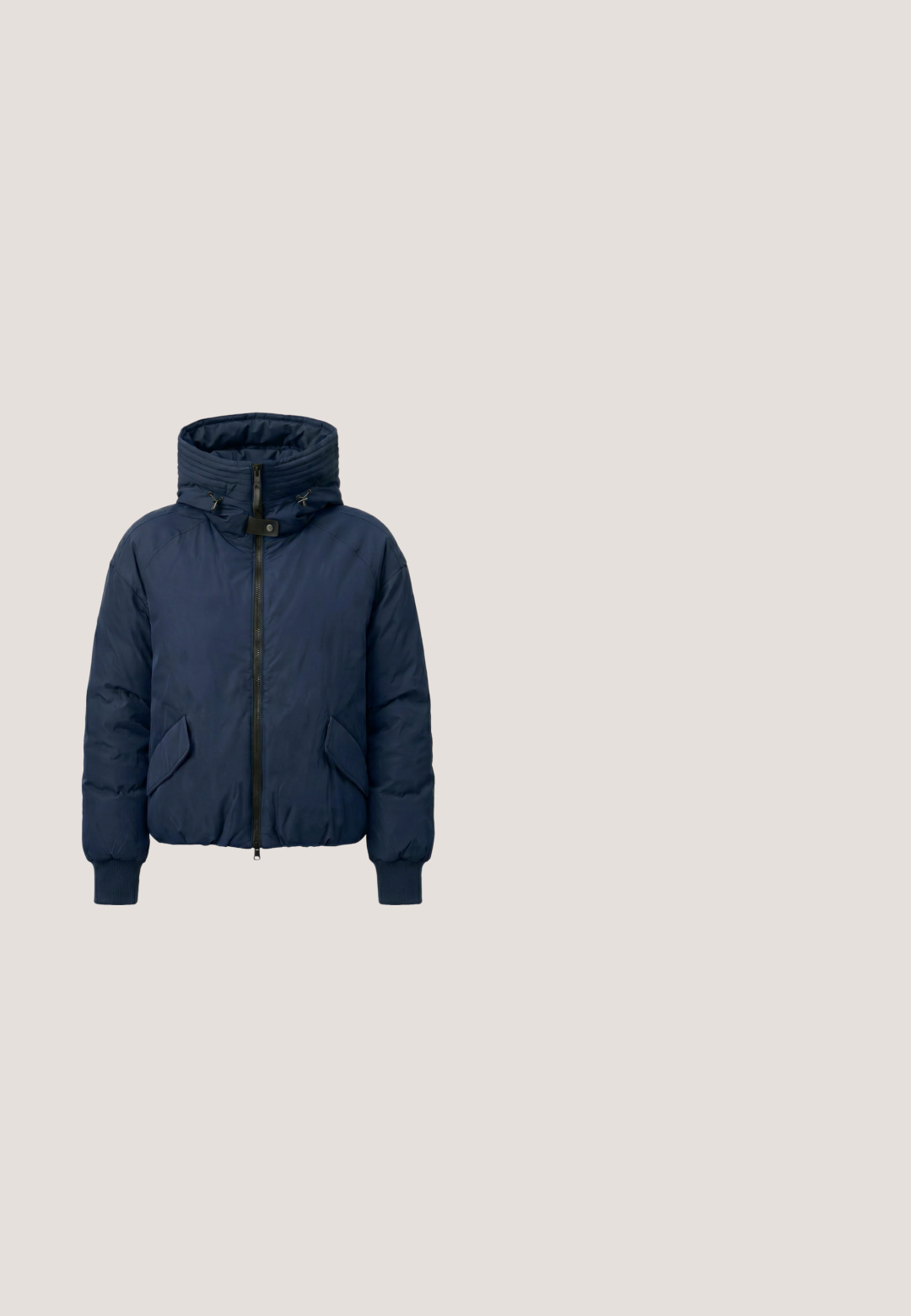 Marineblaue wattierte Jacke mit hohem Kragen, Frontreißverschluss, Druckknopfverschluss am Riegel, zwei Klappentaschen und gerippten Bündchen.; Hellblau-weiß gestreiftes kurzärmeliges Strickoberteil mit geripptem Rundhalsausschnitt und aufgebauschten Ärmeln.; Blauer Denim-Midirock mit Frontschlitz, Gürtelschlaufen, vorderen Knöpfen, Reißverschluss und zwei vorderen Taschen, flach auf weißem Hintergrund liegend.; Hellblauer und weißer Sneaker mit strukturiertem Obermaterial, Wildlederelementen und einer Gummisohle mit geriffeltem Muster; Schnürdesign.; Hellblaue Leder-Umhängetasche mit verstellbarem Riemen, silbernen Metallverschlüssen und dezentem Markenprägung in der Mitte vorne.; Ohrstecker in Goldoptik mit glattem, geschwungenem Design. Glänzende, reflektierende Oberfläche und Stecker-Verschluss. Abgerundete und skulpturale Formen.