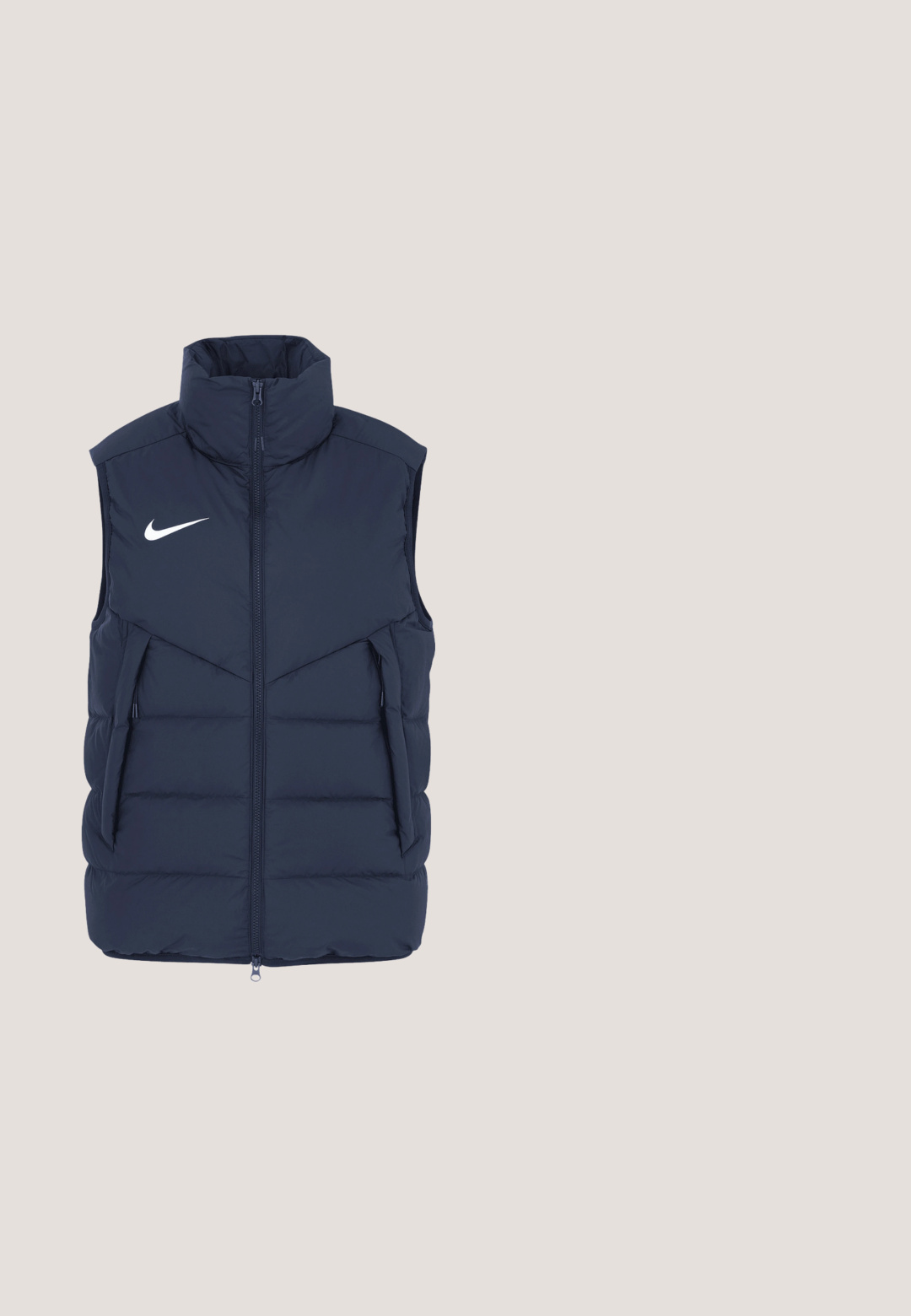 Nike Performance FUSSBALL - TEXTILIEN FEDERATION SIDELINE FILL  - Weste - blau; Marineblauses, kurzärmliges Sporthemd mit gelbem Schulterpaneel und rotem Nike-Swoosh auf der Brust und dem Ärmel.; Marineblaue Sporthose mit weißen Seitenstreifen. Verfügt über einen elastischen Bund und die Aufschrift „CHAMPION F.C.“ in Weiß auf der Vorderseite. Hergestellt aus glattem Stoff.; Blauer Nike Sportschuh mit weißem Swoosh-Logo, schwarzer Stollensohle und Schnürsenkeln, schwebend über einer Steinoberfläche.; Blaue matte Sonnenbrille mit rechteckigen Gläsern, robustem Rahmen und auffälligem Branding an den Bügeln. Texturierte Enden für einen bequemen Sitz.; Blaue Stoff-Hüfttasche mit einem oberen Reißverschluss, die eine Fronttasche und ein weißes DC-Logo aufweist. Strukturierten Oberfläche, kompakte und langlebige Bauweise.