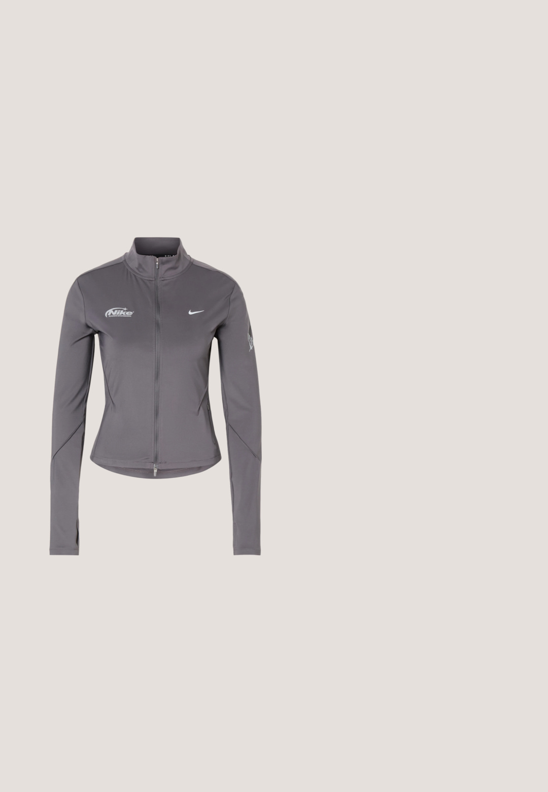Veste zippée Nike grise à manches longues avec col montant, logos blancs Nike sur la poitrine et détails subtils sur les manches.; T-shirt de running noir à manches courtes Nike avec logo Swoosh blanc sur la poitrine, col rond et ourlet légèrement arrondi.; Shorts de sport noirs avec une ceinture élastique, logos Nike swoosh blancs sur les deux jambes, et petits trous de ventilation près de l'ourlet.; Chaussure de sport noire avec une tige en maille, accents blancs, semelle rembourrée et un design épuré. Caractérisée par un bout arrondi et une semelle extérieure plate.; Sac fourre-tout en nylon noir avec deux bretelles, doté d'un grand logo blanc Nike, fermeture éclair, et un design rectangulaire élégant.; Paire de gants en cuir noirs sans doigts avec des couvre-pouces amovibles et un petit logo blanc sur le poignet.