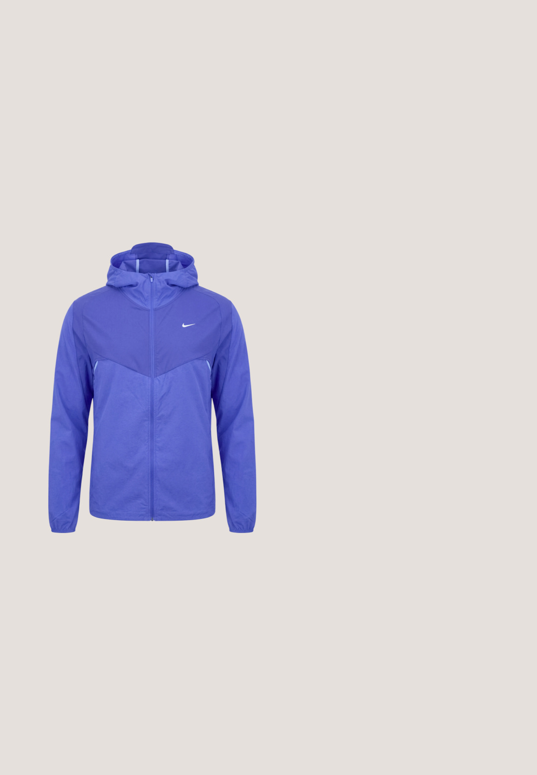 Veste coupe-vent Nike violet clair avec capuche, fermeture éclair intégrale à l'avant et manches longues sur fond blanc uni.; Haut de sport blanc sans manches en tissu perforé avec logo "N7" violet stylisé et Swoosh Nike sur la poitrine.; Short de sport bleu marine avec ceinture élastique et logo Nike blanc sur la jambe gauche.; Chaussure de course Nike bleue et jaune en plein air au-dessus d'une route en asphalte avec des lignes blanches, soulevant de petites particules.; Lunettes de soleil à monture noire avec verres miroirs bleu-violet sans cerclage reposant sur une surface claire.; DARKAI TENNIS LONG UNISEX - Collier - silver-coloured
