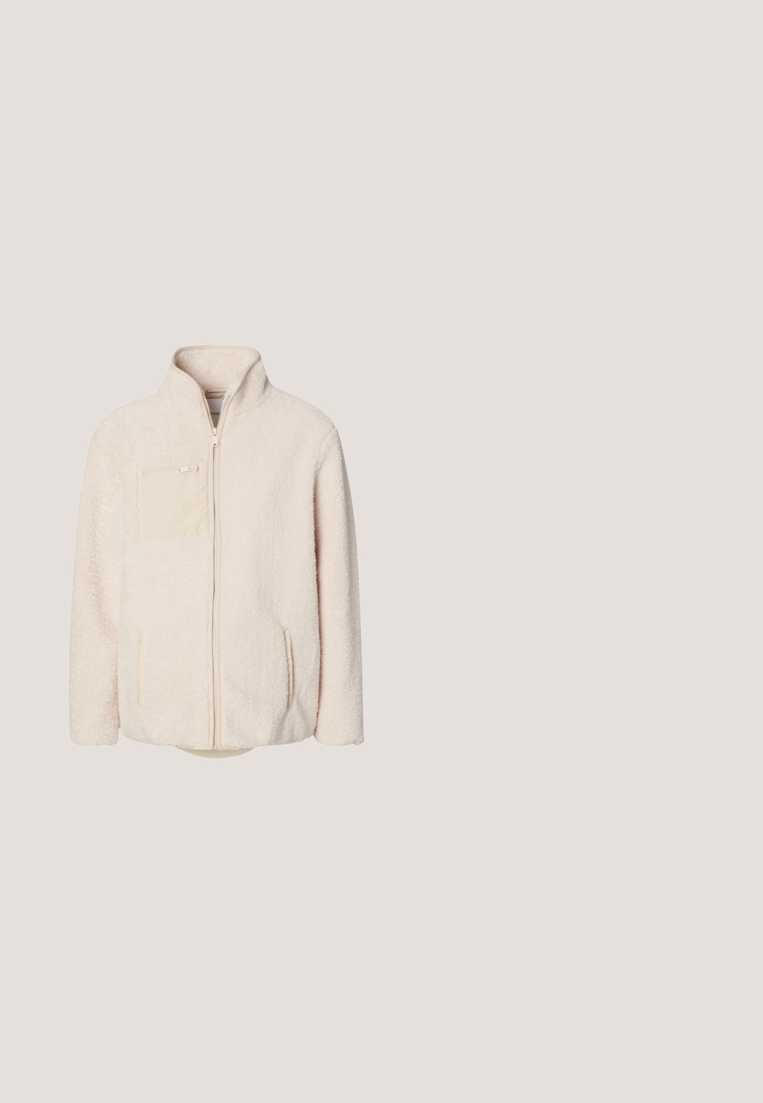 Fleecejacke in Hellbeige mit hohem Kragen, Frontreißverschluss und aufgesetzter Tasche. Verfügt über seitliche Taschen und eine weiche, strukturierte Oberfläche.; Helle grüne Rundhals-T-Shirt aus weichem Stoff. Kurze Ärmel und gerade geschnitten, ohne Muster oder Verzierungen.; Hellblaue Jeans mit einem grauen dehnbaren Bund, weitem Bein und klassischer Fünf-Taschen-Optik. Glatte Textur mit ausgeblichenem Waschung.; Weißer Sneaker mit dicker Sohle, blassgrünem Puma-Streifen, goldenem Puma-Logo und weißen Schnürsenkeln, von der Seite auf einfarbigem Hintergrund dargestellt.; Beige gepolsterte Reisetasche mit zwei Griffen, vorderer Reißverschlusstasche, Seitenfächern und verstellbarem Schultergurt mit Polsterung.; Silber- und Perlenkette mit ovalen Perlen in wechselnden Farben, ausgestattet mit einem Karabinerverschluss und einer verstellbaren Kette.