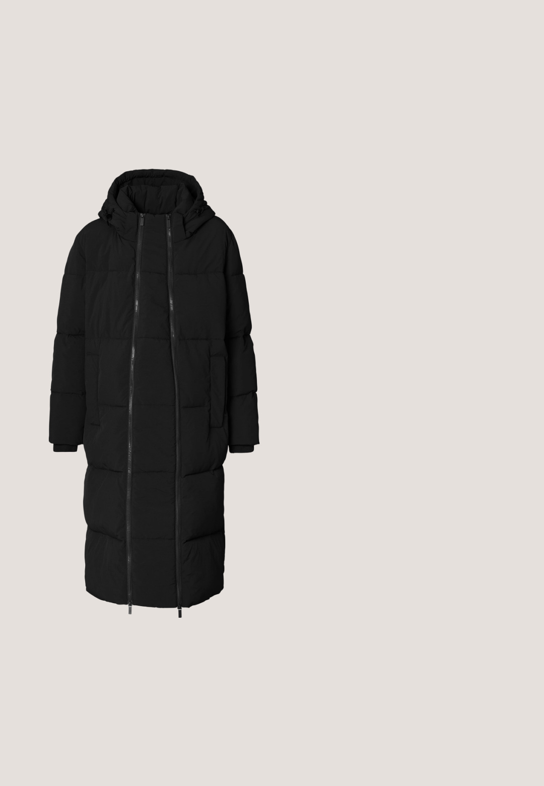 Lang sort polstret vinterjakke med hætte, to lodrette frontlynlåse og sidelommer, designet til at dække hele kroppen.; Beige ribbet strik med lange ærmer, der har sorte vandrette striber. Textureret stof med rund halsudskæring og tætsiddende silhuet.; Sorte graviditetsbukser med en strækbar, elastisk talje, vide ben og en glat stofstruktur. Har samling på siderne for ekstra komfort.; Sorte ruskind slip-on sko med en tyk gummisål, rund tå, dekorative pomponer og syede detaljer.; Sort læder håndtaske med en buet form, enkelt justerbar skulderrem, lynlås lukning og kontrasterende syning detaljer.; To sæt sølv hoops øreringe med en let banket struktur på en hvid baggrund.