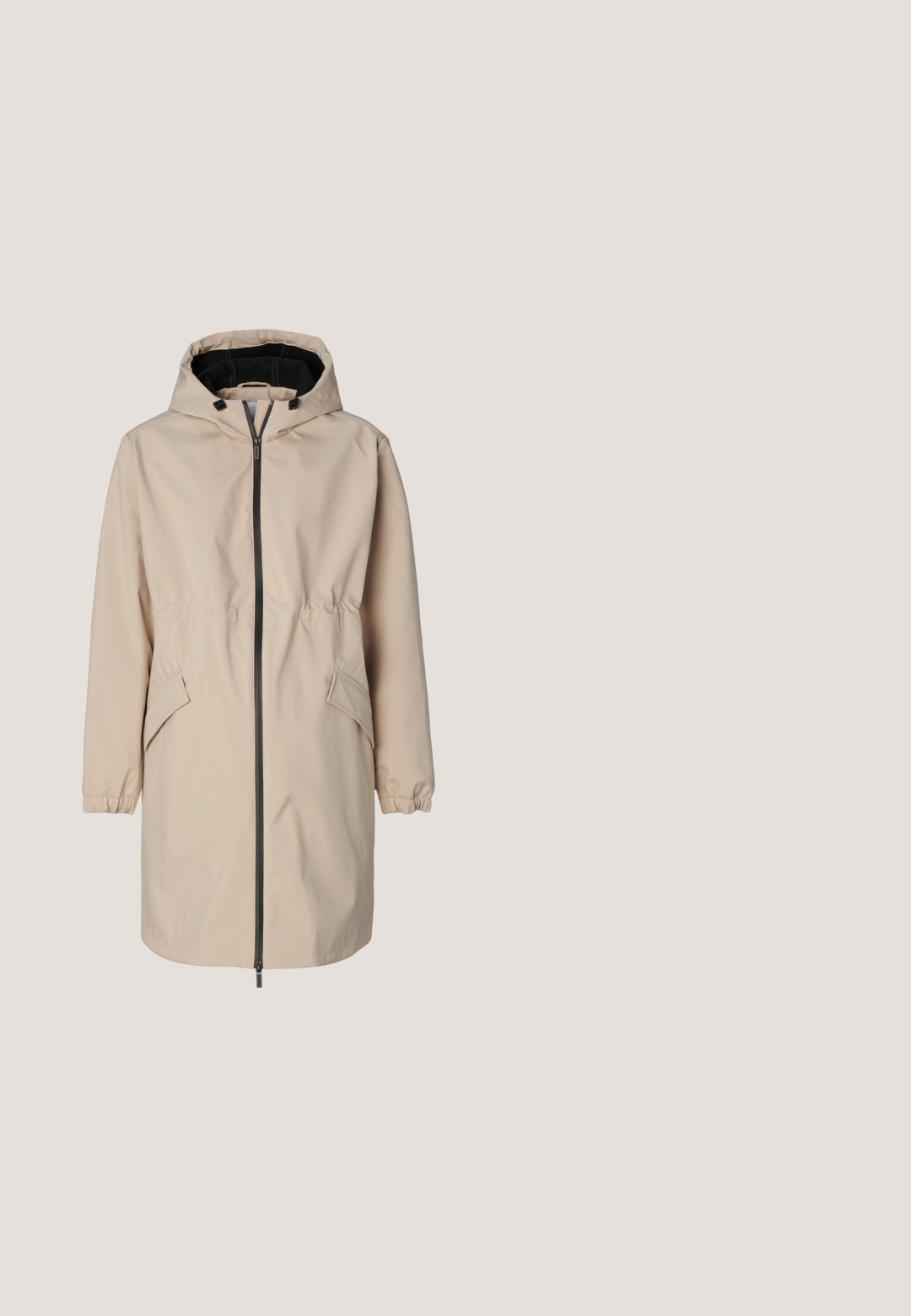 Beige waterdichte jas met een capuchon, elastische manchetten, taille met trekkoord en twee zijzakken, met een ritssluiting aan de voorkant en zwarte accenten.; Korte mouw zwangerschapsshirt in donker bordeaux, gemaakt van zachte stof, met een ronde halslijn en een ontspannen pasvorm voor comfort.; Roze leggings met een naadloze hoge tailleband, met een doorschijnende gestreepte uitsnijding aan de onderbenen. Gemaakt van rekbare, gladde stof.; Low-top FILA sneaker in beige, roze en crèmekleuren met mesh en suède details, dikke witte zool en vetersluiting.; Donkergrijze rechthoekige corduroy handtas met twee voorste ritssluitingen, twee handvatten en een verstelbare schouderriem op een witte achtergrond.; Twee eenvoudige, dunne zilveren oorringen met een subtiel gebogen detail op een witte achtergrond.