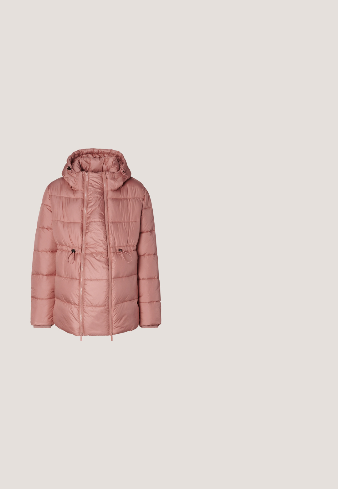 Roze pufferjack met een capuchon, voorzien van horizontaal gestikte secties, trekkoordverstellingen en glanzend, glad synthetisch materiaal.; Langsleeve, zwangerschapstop in lichtbruine stof. Heeft een wikkeldesign met een verstelbare zijknoop en gathered details bij de taille.; Zwangerschapsjeans van lichtblauwe denimstof, met een rechte pasvorm en een grijze elastische buikband voor extra comfort.; Witte lage sneaker met lichtroze veters, zijstrepen en hieldetail, met een platte witte zool.; Roze suede tote bag met een brede opening, schuine zijkanten en een verstelbare schouderband. Gemakkelijke textuur en minimalistisch ontwerp.; Lucardi Armband - gold-coloured