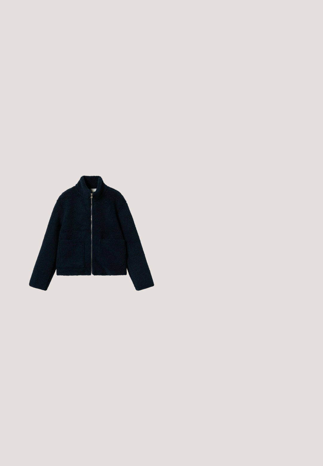 Chaqueta de borrego sintético azul marino con cuello alto, cremallera frontal y dos bolsillos aplicados. Forma cuadrada y tejido texturizado.; Jersey de manga larga azul marino con puños y bajo acanalados, con cuello con cuadros azules y tapeta con dos botones.; Camiseta de cuello alto de manga larga en azul marino con cuello doblado, hecha de tela ligera, presentada sobre un fondo blanco.; Pantalones de tejido elástico azul marino, con cinturilla elástica, bolsillos laterales y diseño ajustado. Textura suave y costuras limpias.; Zapatilla de ante azul con acentos de piel sintética color crema, que presenta tres rayas blancas, cierre con cordones y suela de goma.; Pequeña bolso de hombro rectangular azul con cierre de cremallera y correa ajustable, con el logo JOOP! Jeans en la parte delantera.