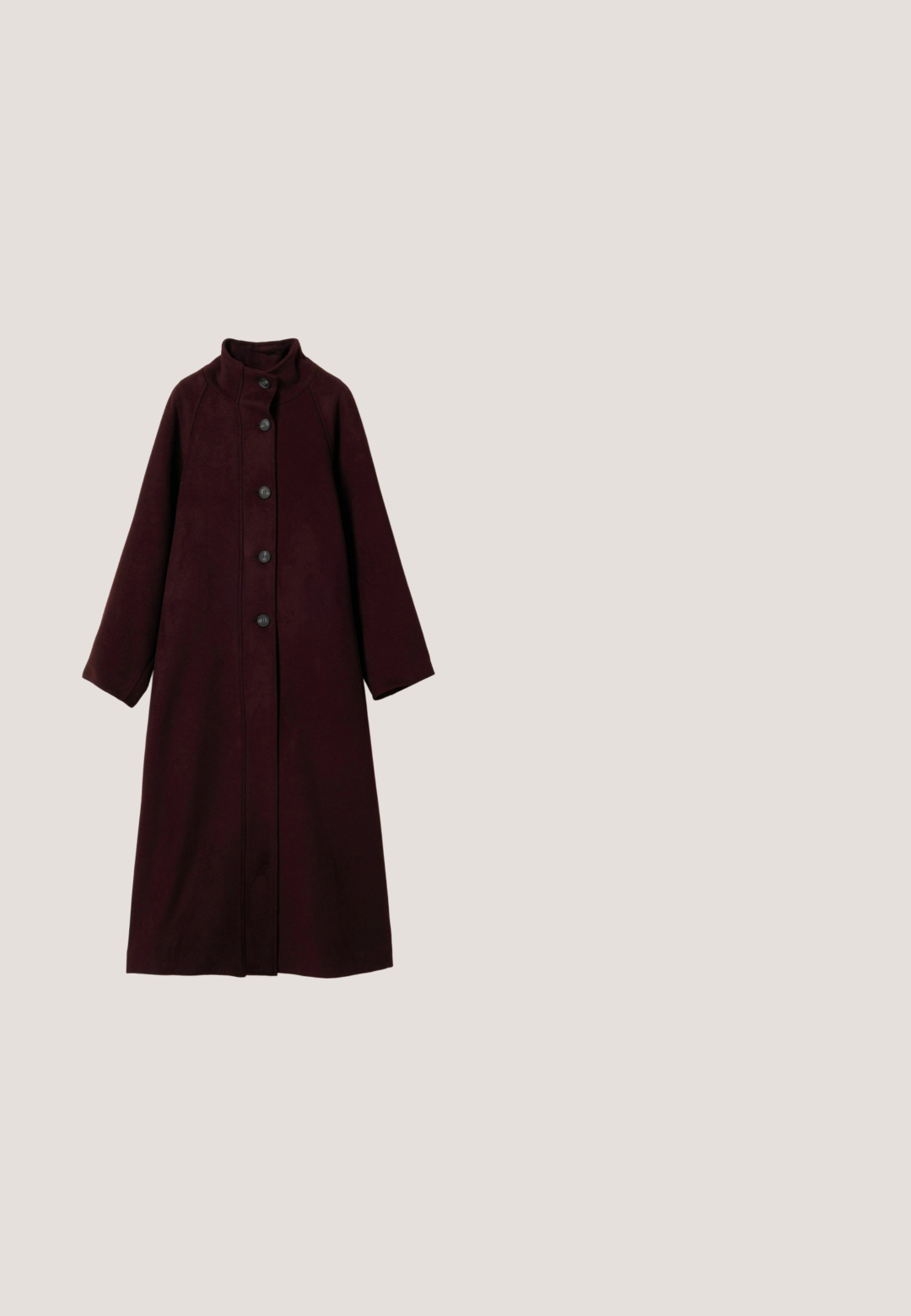 Long manteau en laine marron foncé avec col haut, fermeture à boutons devant et manches longues sur fond blanc.; Robe rouge ajustée à épaules dénudées avec une silhouette élancée et élégante, réalisée en tissu lisse, dotée d'un corsage froncé et d'une longueur au sol.; Escarpin en cuir vernis rouge avec un bout pointu et un design élégant et courbé. Dispose d'un talon aiguille fin pour une hauteur élancée.; Lunettes de soleil en plastique rouge de forme ovale, avec des verres dégradés marron et un logo doré sur les branches. Texture lisse avec une finition brillante.; Pochette rectangulaire texturée rouge avec fermeture à rabat, présentée sur un fond blanc.; Boucles d'oreilles en forme de cerise rouge avec une finition pailletée, tiges en métal doré et feuilles en émail vert. Les détails en forme de cerise accentuent le design.