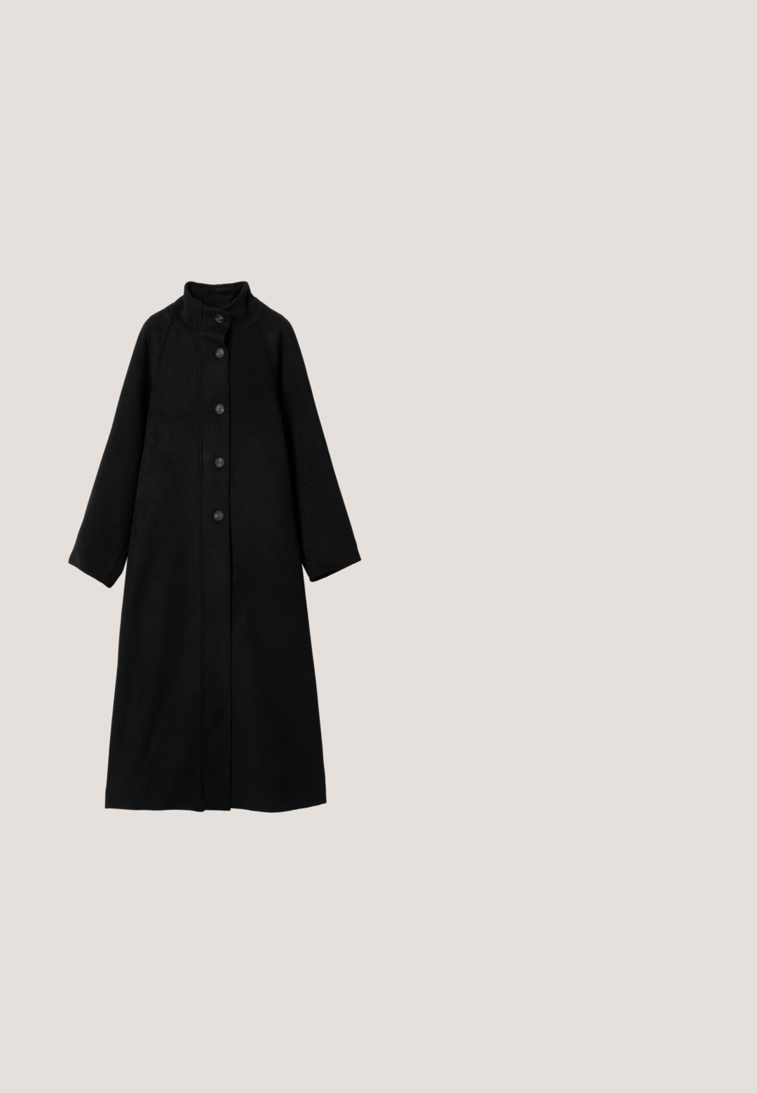 Long manteau noir en laine avec col montant et six boutons sur le devant, manches longues et silhouette simple et droite.; Un pull à col roulé noir en doux tricot texturé. Il possède une coupe ample et des manches longues, avec des accents côtelés au col et à l'ourlet.; Des bottes noires en cuir hautes présentent un bout pointu, un talon carré et des coutures décoratives avec des lignes entrelacées le long de la tige.; Lunettes de soleil noires avec une monture carrée épaisse, verres sombres, finition brillante et un détail en or sur les branches.; Sac à main en cuir noir avec deux poignées et une bandoulière détachable, avec un logo doré "Lancaster Paris" sur le devant.; Bague en or avec un visage rectangulaire martelé présentant un motif d’étoile à quatre branches en relief au centre.