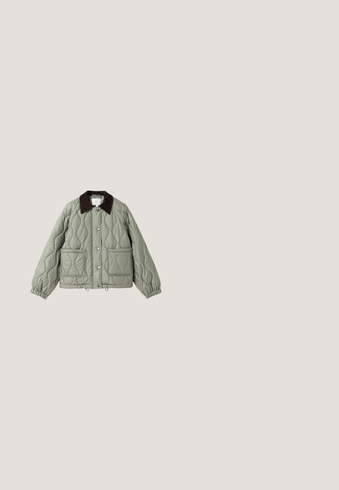Veste matelassée vert clair avec deux grandes poches sur le devant, un col en velours côtelé marron foncé et des boutons-pression. Les manches ont des poignets élastiques.; Sweat-shirt gris clair à col rond avec manches longues, poignets et ourlet côtelés, et petit texte vert "American Vintage" sur la poitrine gauche.; Haut gris clair à manches longues en tissu doux. Doté d'un col rond et d'une coupe décontractée. Ourlet droit, sans motifs ni accessoires visibles.; Pantalons de survêtement gris clair avec une taille à cordon, jambes droites et un tissu texturé et doux. L'ourlet a un léger bord en forme de coquille.; Chaussures en daim marron sans lacets avec un col côtelé texturé et une semelle épaisse à rainures. Design minimaliste avec des coutures contrastées.; Sac à main en cuir taupe avec doubles poignées, fermoir argenté et bandoulière ajustable sur fond blanc.