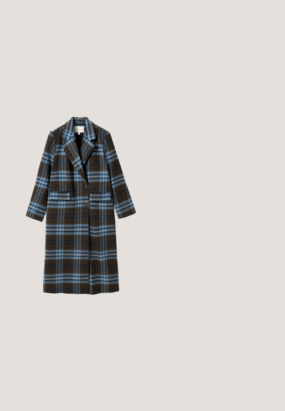 Μακρύ καφέ και μπλε καρό παλτό με φαρδιά πέτα, δύο μπροστινές τσέπες και δύο κουμπιά, εκτεθειμένο σε λευκό φόντο.; Ναυτικό μπλε πλεκτό πουλόβερ με V-λαιμό, μακριά μανίκια και διακριτές διακοσμήσεις; ριμπ μανσέτες και στρίφωμα; μαλακή υφή.; Σκούρο μπλε τζιν παντελόνι με ίσια γραμμή, διαθέτοντας πέντε τσέπες, κουμπί στο μπροστινό μέρος και αντίθετη πορτοκαλί ραφή.; Καφέ δερμάτινα μπαλαρίνες με δύο ρυθμιζόμενες λωρίδες, τετράγωνες πόρπες, σχεδίαση με μυτερή μύτη και επίπεδη ελαστική σόλα. Λείος υφής με ματ φινίρισμα.; Καφέ δερμάτινη τσάντα ώμου με κλείσιμο με καπάκι, χρυσά μεταλλικά στοιχεία και εμφανές κυκλικό διακοσμητικό. Διαθέτει υφή στην επιφάνεια και μινιμαλιστικό σχέδιο.; Σκουλαρίκια κρίκοι από χρυσό με λεία επιφάνεια, διακοσμημένα με ένα κρεμαστό διάφανο οβάλ μενταγιόν. Απλός σχεδιασμός που τονίζει τις κομψές γραμμές.