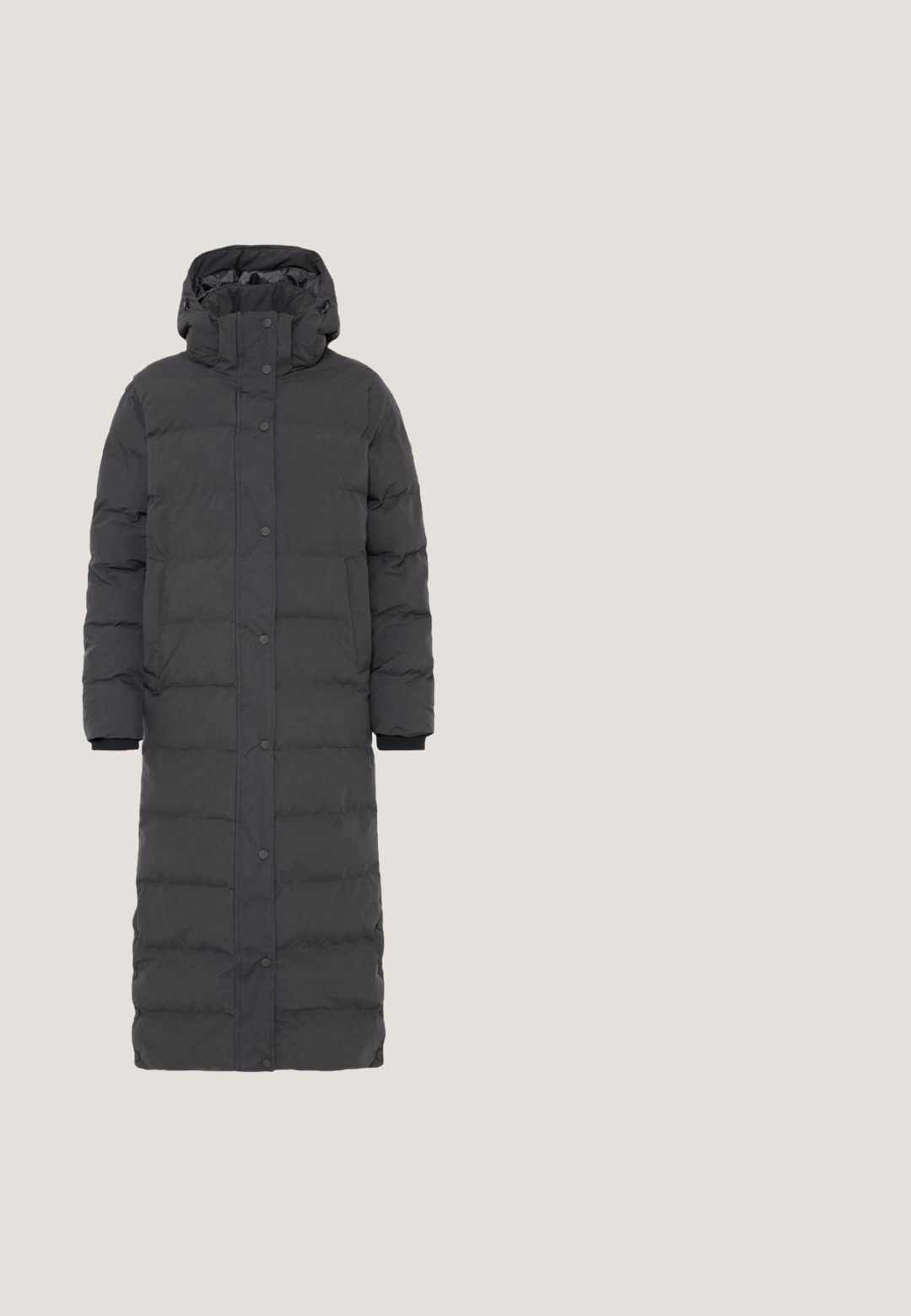 Langer, grauer, gepolsterter Mantel mit Kapuze, der eine Druckknopfleiste und Rippstrickbündchen aufweist, um Wärme und Schutz zu bieten.; Schwarzer Fleece-Pullover mit einem Reißverschlusskragen, weicher, strukturierter Oberfläche und bequemer Passform. Verfügt über eine Naht entlang des Saums und der Bündchen.; Langärmliges, hellgraues Hemd aus weichem, strukturiertem Stoff mit Rundhalsausschnitt und subtiler Logodetailierung auf der Brust.; Dunkelgraue Jogginghosen mit elastischem Bund, weißen Kordeln, seitlichen Taschen und elastischen Bündchen.; Grau Wanderschuh mit einem strukturierten Obermaterial aus Stoff, einem Kragen aus Kunstfell, metallischen Ösen und einer schwarzen Gummisohle mit Profil.; Schwarze gesteppte Tragetasche mit doppellagigen Stoffgriffen, verstellbaren Riemen und rechteckiger Form. Verfügt über ein Logo-Patch auf der Vorderseite.