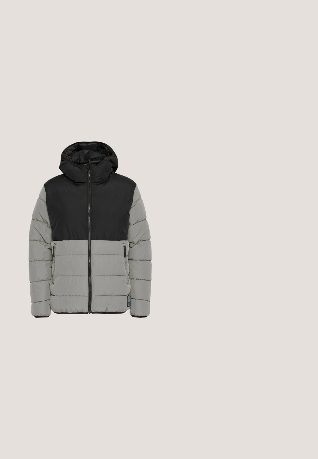 Veste rembourrée présentant une section supérieure noire et une section inférieure gris clair. Fermeture éclair à l'avant, capuche et poches latérales avec une texture lisse.; Hoodie zippé gris en tissu doux et texturé. Il dispose d'une capuche avec cordon de serrage et de deux poches avant. Les poignets et l'ourlet sont côtelés.; T-shirt blanc à manches longues en coton doux, avec un col rond et une coupe décontractée. Texture lisse, design simple, sans motifs ni accents.; Pantalons de jogging gris foncé avec taille élastique, cordons blancs, poches latérales et poignets élastiques.; Baskets de sport grises avec tige en mesh, semelle blanche épaisse, lacets et logo "SweDeMount" sur le côté du talon.; Sac à épaule gris clair en nylon doux. Comprend un large compartiment principal avec une fermeture éclair, une longue bandoulière réglable et un écusson logo.