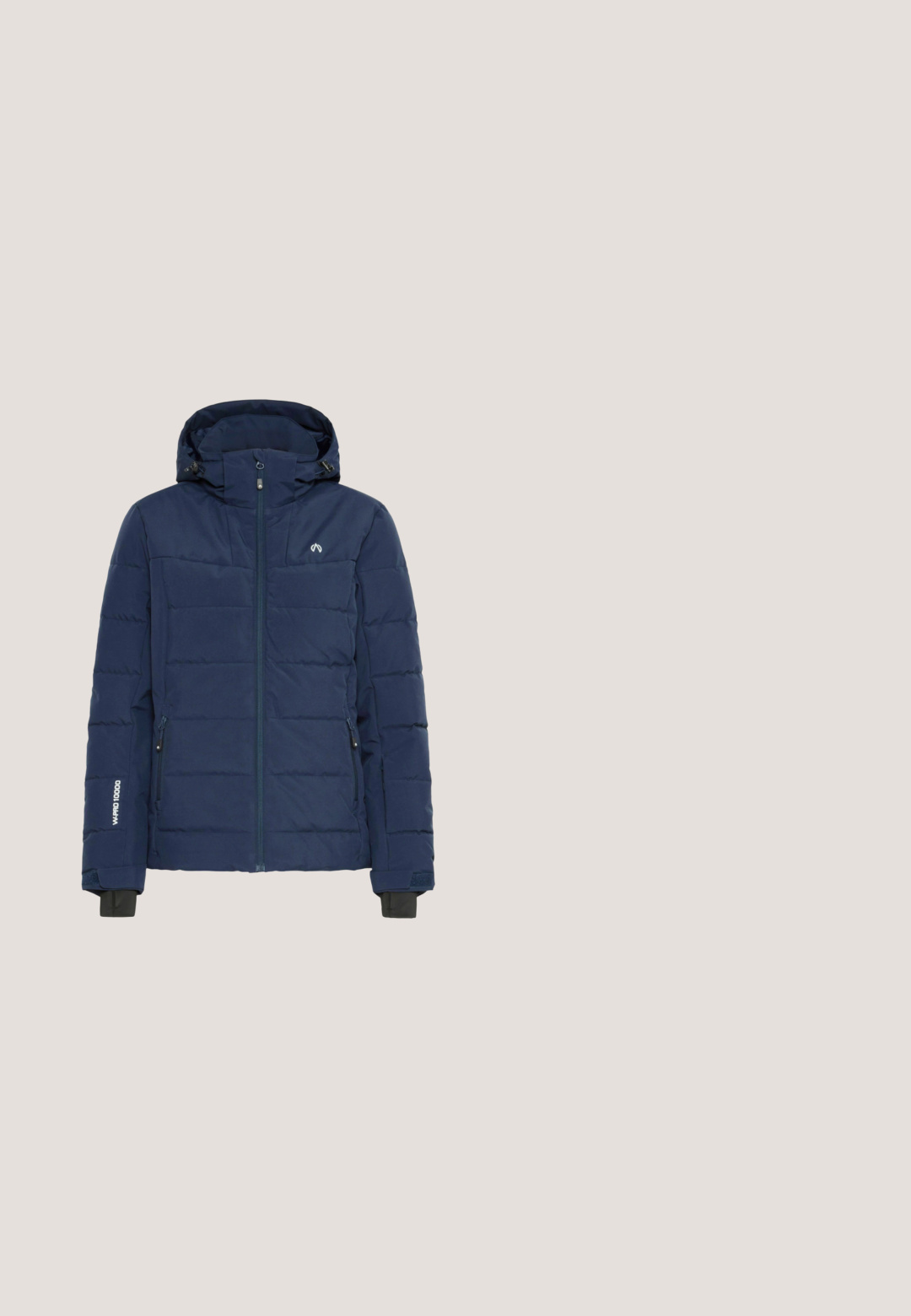 Marineisoleret jakke med lynlås foran, justerbar hætte og sidelommer. Har quiltet design og branding på ærmet.; Marineblå fleece pullover med lynlås og høj krave, der har hvid kontrastpiping langs sømmene og en metallisk lynlås. Glat tekstur.; Mørkegrøn ribbet langærmet turtleneck skjorte med lille broderet emblem på venstre bryst, vist på en hvid baggrund.; Marine vandtætte skibukser med justerbare sorte seler, to sidelommer og sorte detaljer nederst på benene.; Hvid og sort vandtæt vinterstøvle med snørebånd, sort sål og Sorel-logo med en isbjørn på ankelområdet.; Sorte og blå ternede isolerede vanter med elastiske manchetter, snøre lukning og en glat ydre tekstur. Foret for varme.