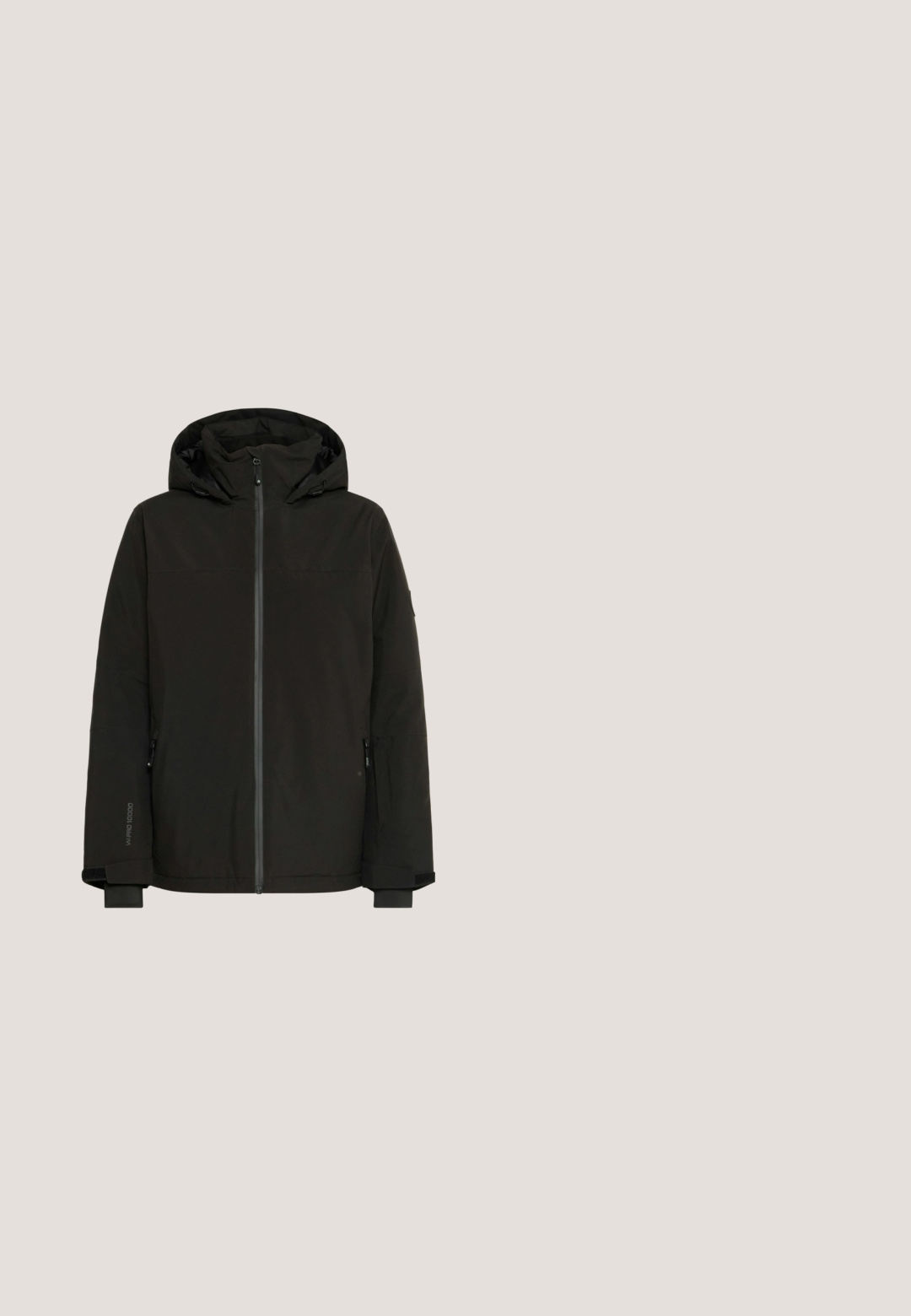 Sort vandtæt jakke med hætte, frontlynlås og sidelommer. Har manchetter med tommelfingerhuller og en glat, mat overflade.; Langærmet pullover i lys orange, lavet af glat, letvægtsstof med en halvdelen-zip krave og minimale syninger.; Sort langærmet skjorte lavet af blødt stof. Har en rund udskæring og en tætsiddende pasform med sømdetaljer ved taljen.; Sorte snescootebukser med justerbare grå seler, der har trykt tekst, elastisk talje og forstærkede nederste paneler.; Sorte vandtætte vinterstøvler med overdel i ruskind, pelskrave og gummisål. Har snørebåndsdesign med hexagonale snørehuller og logo-patch.; Sorte katteøje-solbriller med en blank finish og mørke linser. Har et markant, vinklet design. "Roxy"-logoet på siden.