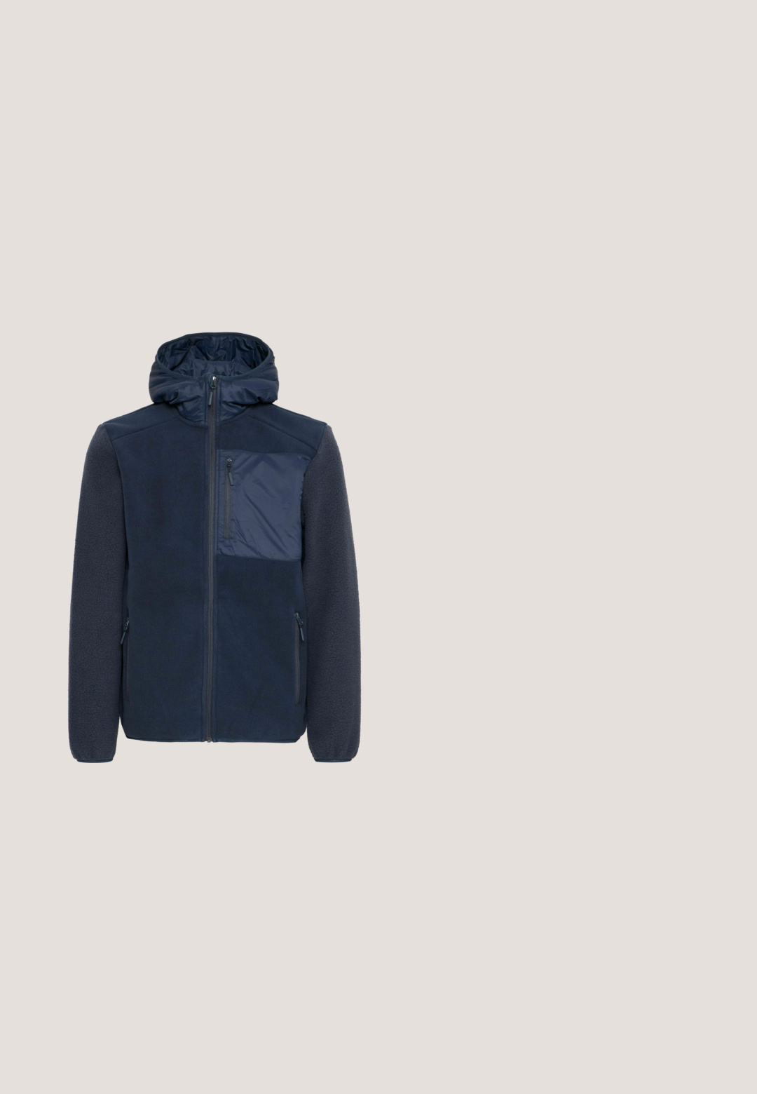 Marineblauwe jas van een fleece- en nylonmix. Voorzien van een voorrits, capuchon en een ritszak op de borst. Getextureerde mouwen en lijf.; CHASIN' CHASIN' BASIC T-SHIRT BRODY - T-shirt basic - blue; Blauwe broek van gestructureerde stof. Voorzien van een knoopsluiting en geel geborduurd logo op het dijbeen. Rechte pijp ontwerp.; Zwarte wandelschoenen met grijze synthetische accenten, een gevoerde kraag en vetersluiting. Geverfde bovenkant met logo-detail aan de zijkant.; Zwarte metalen zonnebril met een hoekig ontwerp, gradient grijs glazen, een matte afwerking en een gestructureerd montuur. Voorzien van verstelbare neuspads.; Zilveren kettingarmband met in elkaar grijpende rechthoekige schakels, voorzien van een sluiting en een verstelbare ketting voor maatvariatie. Gepolijste metaalafwerking.