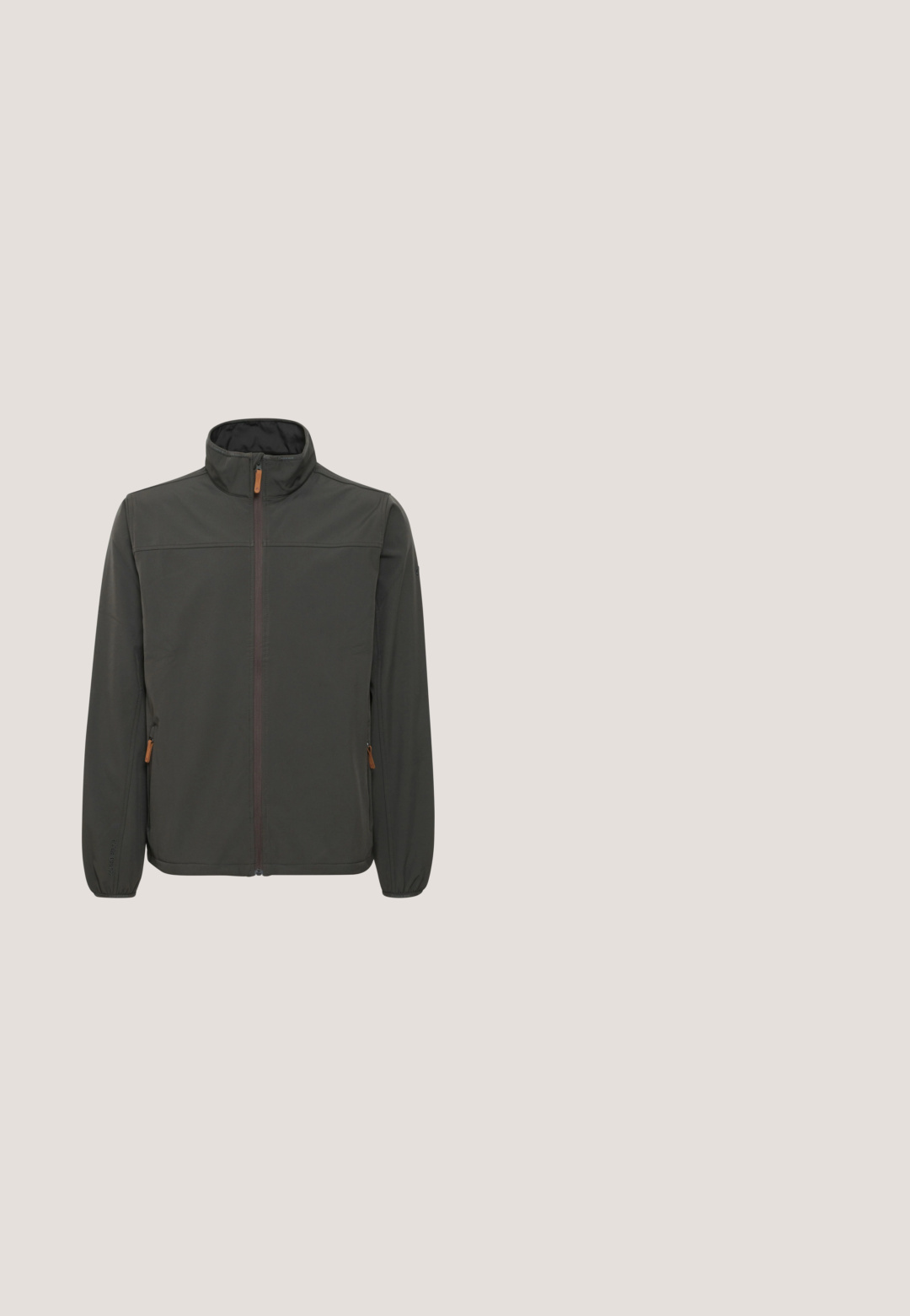 Mørkegrå softshell-jakke med høj krave, frontlynlås og lynlåsede sidelommer. Struktureret stof med brune accenter og syninger.; Mørkegrå pullover med høj krave, udstyret med en halv lynlås og tapered ærmer med tommelhuller, lavet af struktureret stof.; Sorte cargo-bukser med en bred pasform, udstyret med forstærkede nederste paneler, flere lommer og en orange logo-detalje på linningen.; Timberland BRITTON ROAD EYE MOC-TOE - Snørestøvletter - black; Sorte rektangulære solbriller med mørke linser, mat finish og diskret branding på stængerne. Rammen har et robust design.; Sort og mørkegrøn taktisk rygsæk med flere lynlåslommer og MOLLE-webbing, med et OTSU-logo patch.