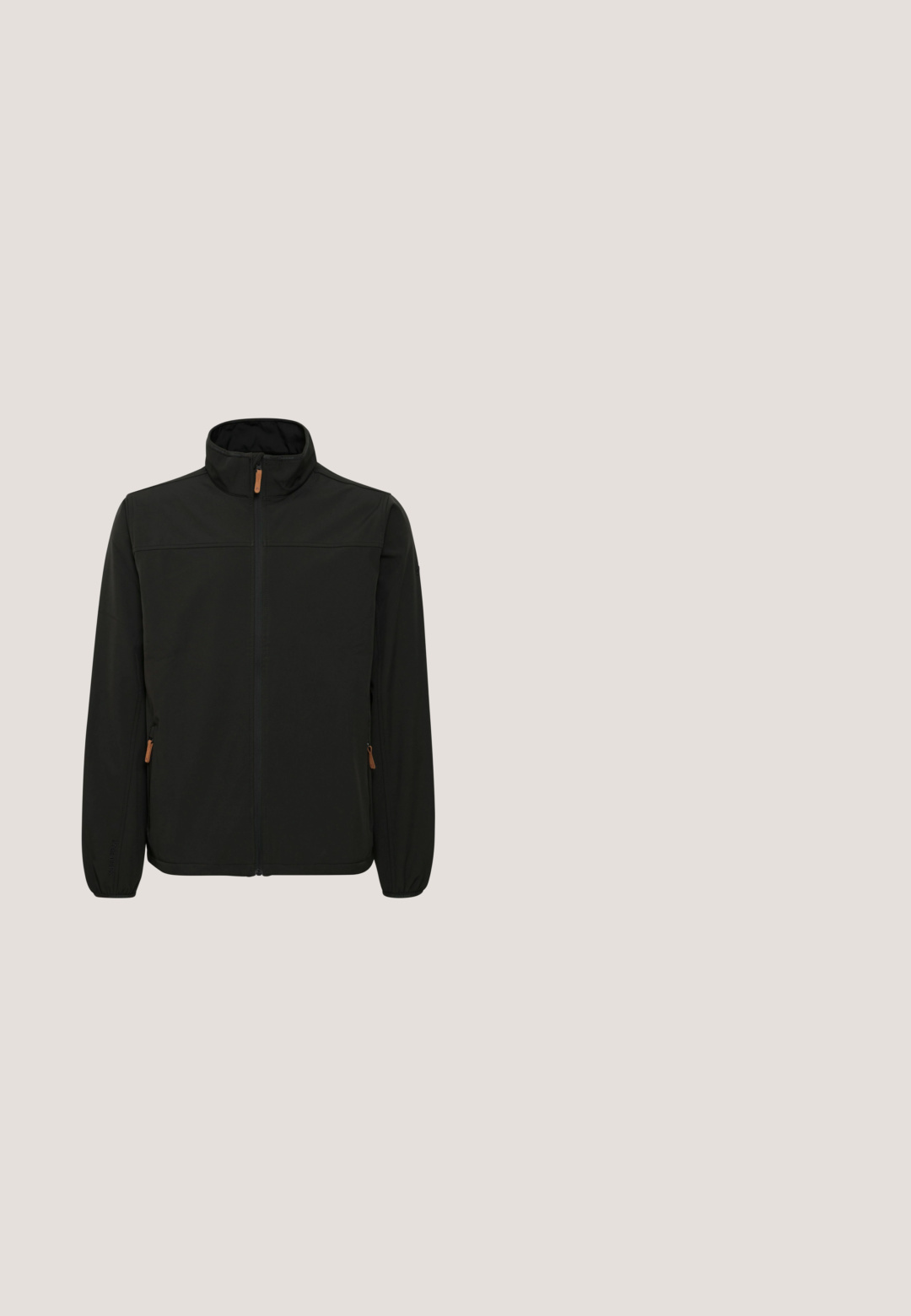 Schwarze Softshell-Jacke mit Stehkragen, durchgehendem Reißverschluss und elastischen Bündchen; verfügt über zwei seitliche Taschen mit braunen Reißverschluss-Anhängern.; Schwarzer Hoodie aus weichem Stoff, mit einer großen Fronttasche, Kordeln und gerippten Bündchen und Saum. Einfaches, einfarbiges Design.; Orangenes kurzärmeliges Polohemd mit Zwei-Knopf-Leiste und kleinem geprägtem Logo auf der linken Brust.; Lee DAREN ZIP FLY - Jeans Straight Leg - dark ocean; Schwarze Mid-Top-Sneaker aus glattem synthetischem Material mit einem strukturierten Knöchelbereich, ausgestattet mit Schnürverschluss und gummierter Sohle mit Grip-Mustern.; Schwarze Nylon-Tasche mit zwei Griffen, verstellbarem Schultergurt, vorderer Reißverschlusstasche und Logodetail. Glatte Textur, rechteckige Form.