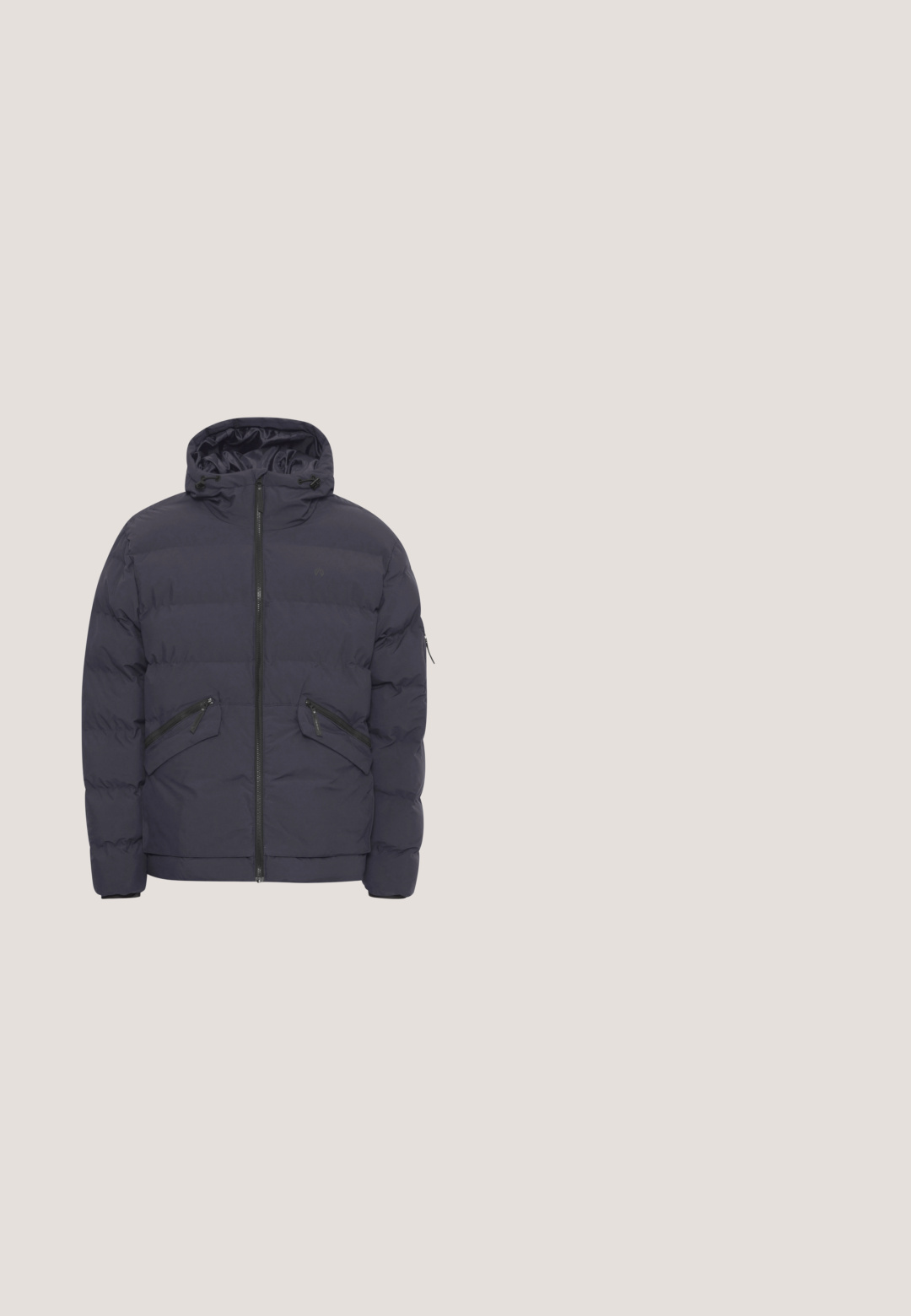 Chaqueta acolchada azul marino con capucha, cierre frontal con cremallera y dos bolsillos angulados con cremallera. Presenta un diseño acolchado y puños elásticos.; Sudadera gris claro de cuello redondo con mangas largas y pequeño logotipo "ellesse Italia" en la parte superior izquierda del pecho.; Camiseta de algodón azul claro con mangas cortas, cuello redondo y un pequeño logo en el lado izquierdo del pecho. Textura suave y corte clásico.; Pantalones azul marino con diseño de pierna recta, que cuentan con dos bolsillos frontales y cierre de cremallera. Fabricados en una tela suave y ligera.; Zapatilla deportiva blanca y azul con paneles de malla y ante, diseño con cordones y suela de goma texturizada para mayor tracción.; Bolso mensajero negro con textura geométrica, solapa de cuero lisa, herrajes plateados y correa ajustable; cuenta con un compartimento con cremallera.