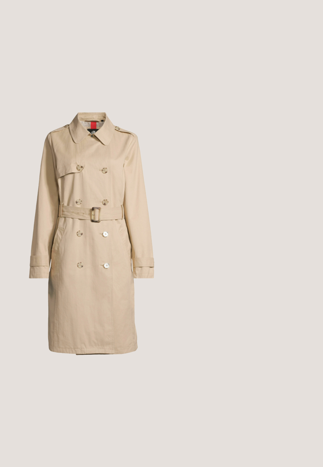 Trench-coat beige à double boutonnage avec ceinture, détails de boutons, épaulettes, poches latérales et col classique.; T-shirt à manches longues rayé avec des rayures horizontales noires et blanches, décolleté bateau et silhouette ajustée. Matière en mélange de coton.; Pantalon noir avec une texture lisse, présentant un design ajusté, une taille élastique, deux poches et des poignets ajustables avec cordons de serrage.; Mocassin en cuir noir avec une semelle plateforme épaisse, orné d'une chaîne métal doré et présentant des détails de couture visibles. Texture lisse et design élégant.; Écharpe en soie noire avec une bordure crème et des initiales élégantes entrelacées en style cursif, centrées dans le design.; Sac bandoulière en cuir noir avec une finition texturée, des accents en métal doré, une plaque de logo et une sangle réglable. Design rectangulaire.