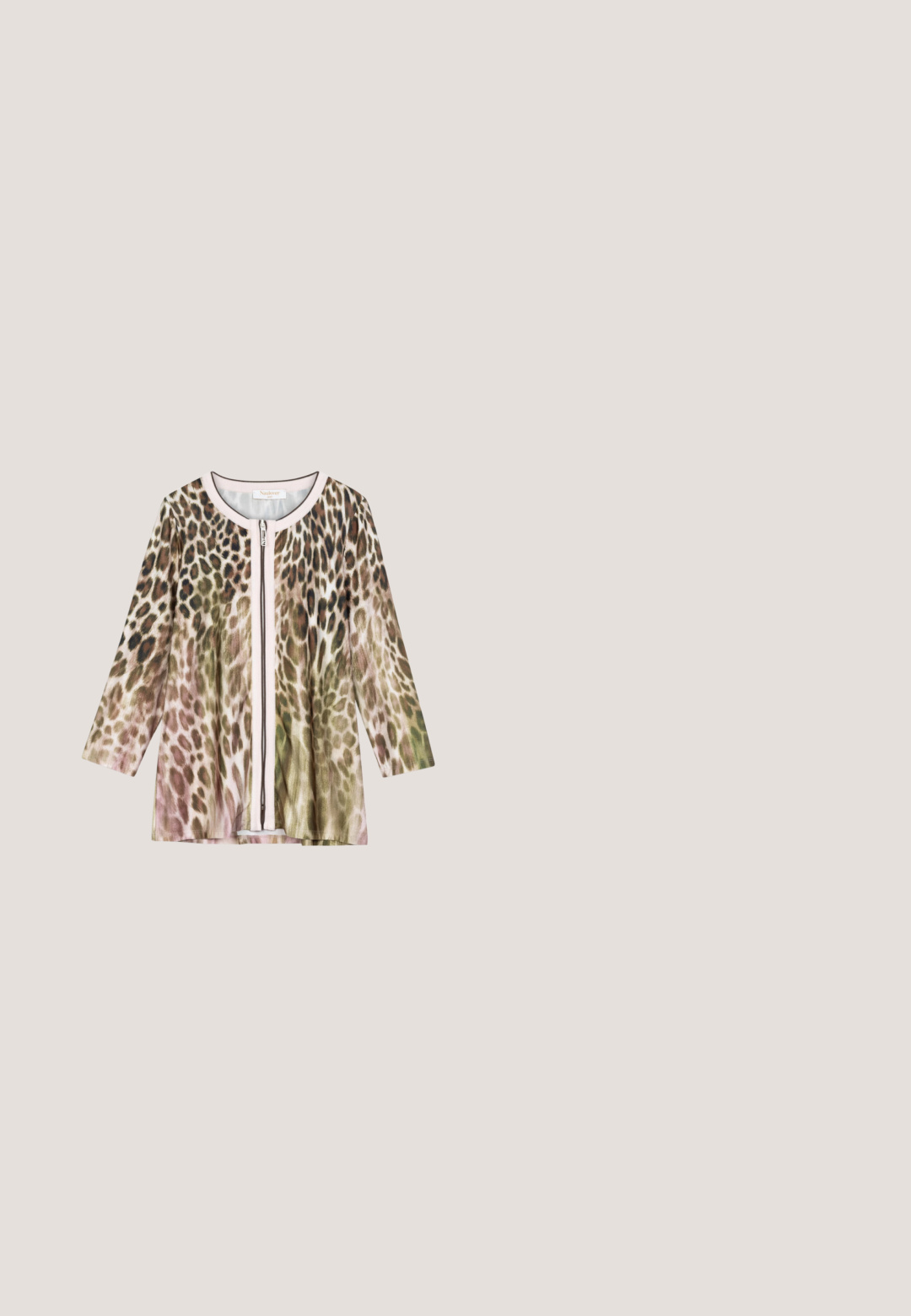 Blouse à manches longues avec fermeture éclair et imprimé léopard en verts, bruns et roses. Dotée d'un col rond et d'une texture de tissu douce.; Haut à manches courtes avec imprimé léopard dans des nuances de brun, vert et rose. Tissu lisse, encolure ronde et coupe décontractée.; Leggings imprimés léopard dans des tons de marron et de noir, avec un tissu lisse, une taille haute et un petit logo sur le côté.; Baskets à imprimé léopard avec accents en daim noir et cuir, semelle en caoutchouc naturel, et dessus texturé avec un système de fermeture à lacets.; Sac cabas imprimé léopard avec deux poignées, en matériau lisse, avec un logo textuel noir sur le devant, ouverture supérieure.; Bracelet en or avec un charm en forme de cœur, présentant une surface texturée et le nom de la marque gravé. Chaîne en câble avec un fermoir en homard et une étiquette triangulaire.