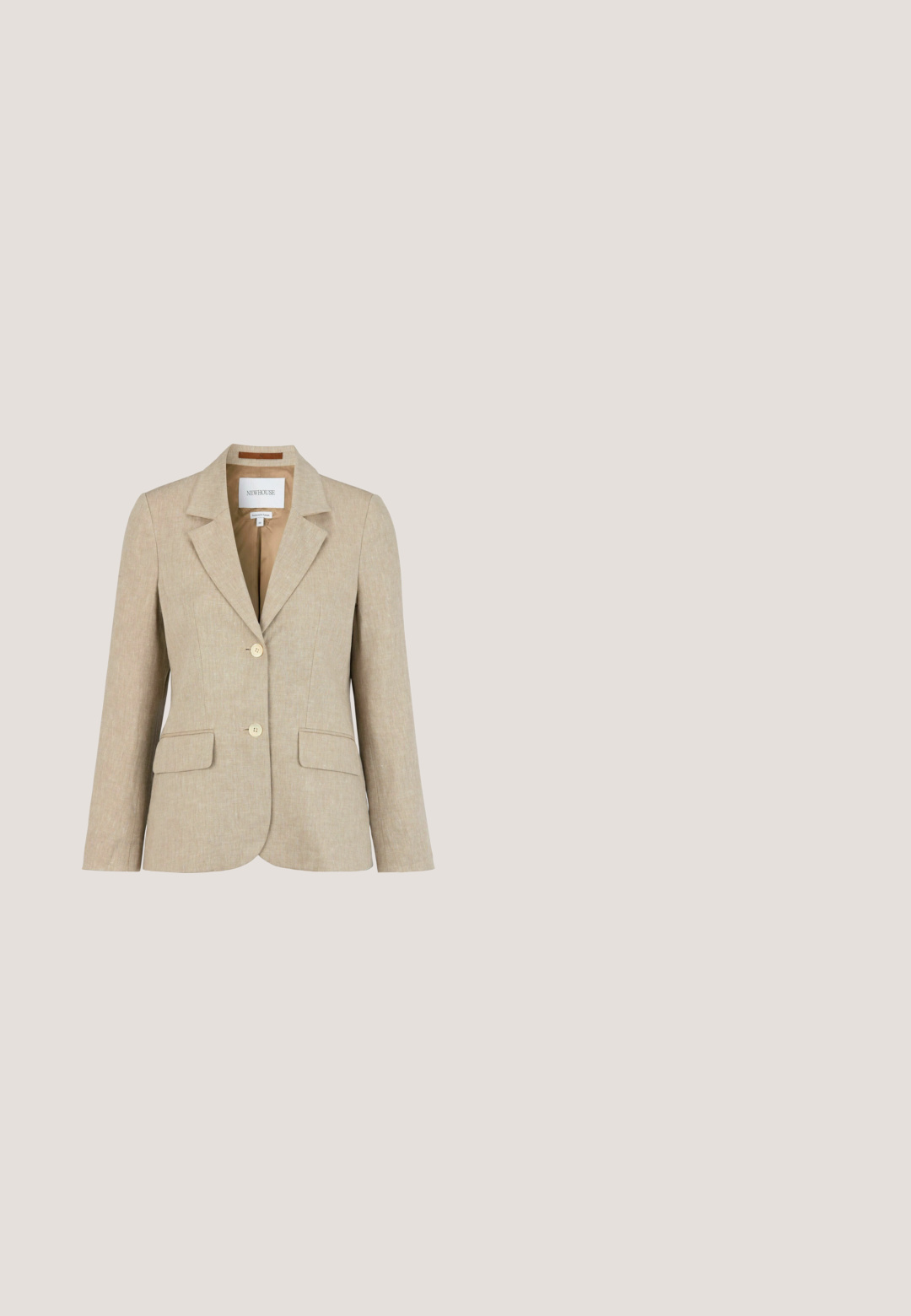 Beige damesblazer med slået krave, to knapper, klaplommer og blød stoftekstur, mærket Newhouse, størrelse 38.; Hvid bluse med lodrette striber, korte puffærmer, rund halsudskæring og en samlesøms peplum-kant. Lavet af letvægts, tekstureret stof.; Beige højtaljede vidde bukser med bæltestropper, frontlynlås og fladt forstykke mod hvid baggrund.; Brune læder loafers med en quiltet overdel, prydet med en guldtonet spændeaccent og en lav, sort gummisål.; Beige silkescarf med et gentaget abstrakt mønster, kantet med en kontrasterende lys farve. Designet er glat med en subtil glans.; Brun læder crossover taske med låg, sølv spænde og syningsdetaljer. Kompakt rektangulær form med en tekstureret overflade.