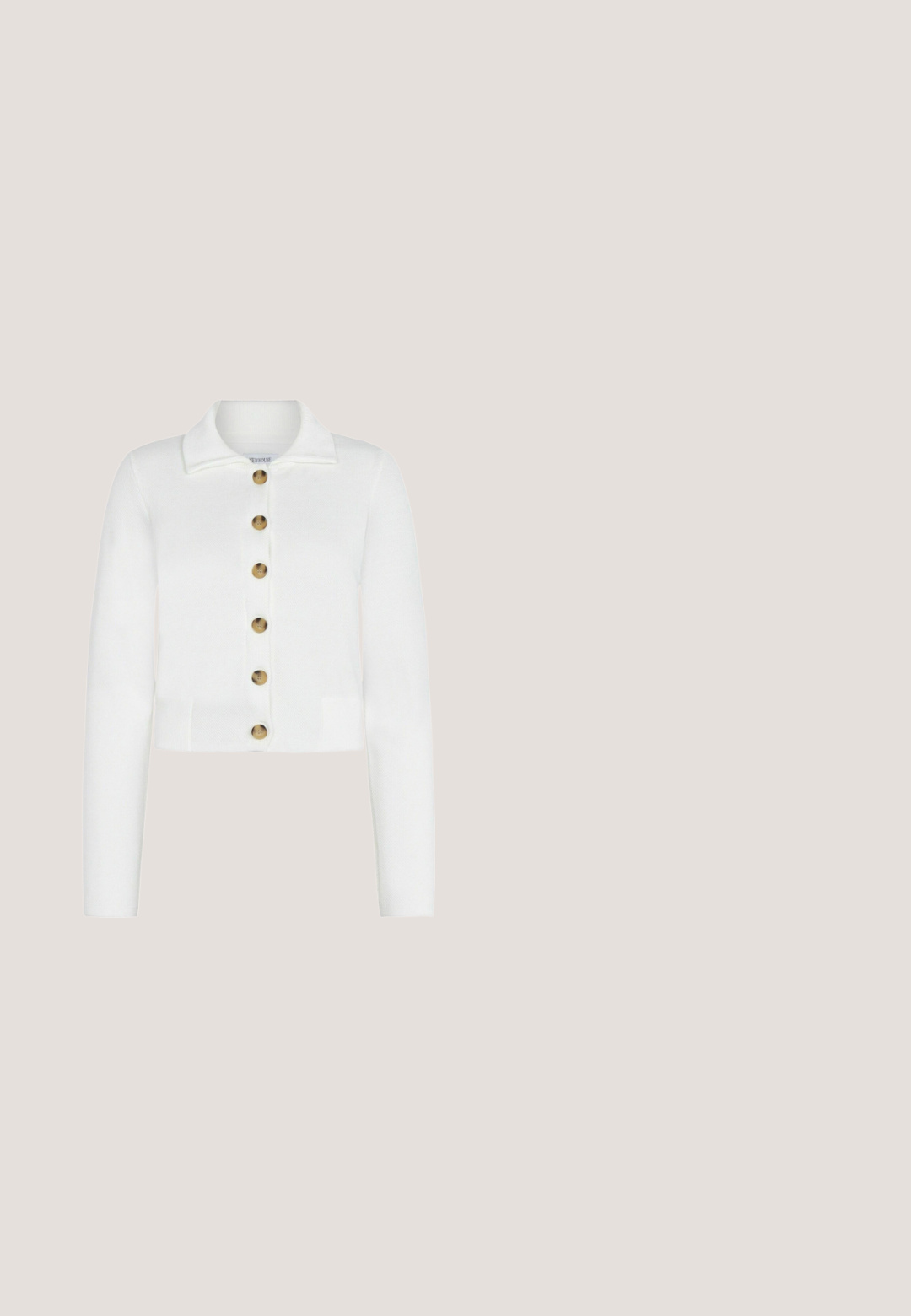 Hvid kort cardigan med lange ærmer, krave og seks store brune knapper foran.; Hvid denim jumpsuit med barmkorte, tætsiddende design og lige ben. Har diskret syninger og en enkelt guldknafnål detalje i taljen.; Hvide patentlæder slingback sko med spidse tæer og en geometrisk blokhæl. Indersiden har en tan indersål og minimale udskæringer på siden.; Hvide cat-eye solbriller med brune tonede linser og lille guldlogo på brillestangen, vist mod en lys grå baggrund.; Håndtaske i cremefarve med et buet håndtag og seks store, transparente blomsterapplikationer, der dækker fronten.; Guldmetal cuff armring med en blomsterdetalje i den ene ende og en rund hvid perle i den anden. Designet er enkelt og minimalistisk.