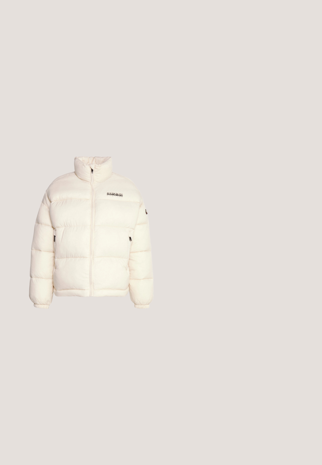 Puffersh jacket in Cremefarbe mit hohem Kragen, horizontalem Steppdesign, vorderem Reißverschluss und Logodetail auf der Brust.; Einfaches weißes kurzärmeliges T-Shirt mit rundem Ausschnitt, dargestellt auf weißem Hintergrund.; Elleme GABARDINE TROUSERS - Stoffhose - beige; Weißer Sportschuh aus Netzmaterial, mit hellorange und grauen Akzenten, einer strukturierten Sohle und einem gepolsterten Kragen für Komfort.; Beige Lederhandtasche mit geschwungenem Design, ausgestattet mit einem goldfarbenen Logo und einem verstellbaren Tragegurt mit wiederholtem Markennamen.; Goldfarbene Halskette mit einem gedrehten Kettenmuster, ausgestattet mit einem kleinen Verschluss und einer verstellbaren Länge mit einem Anhänger.