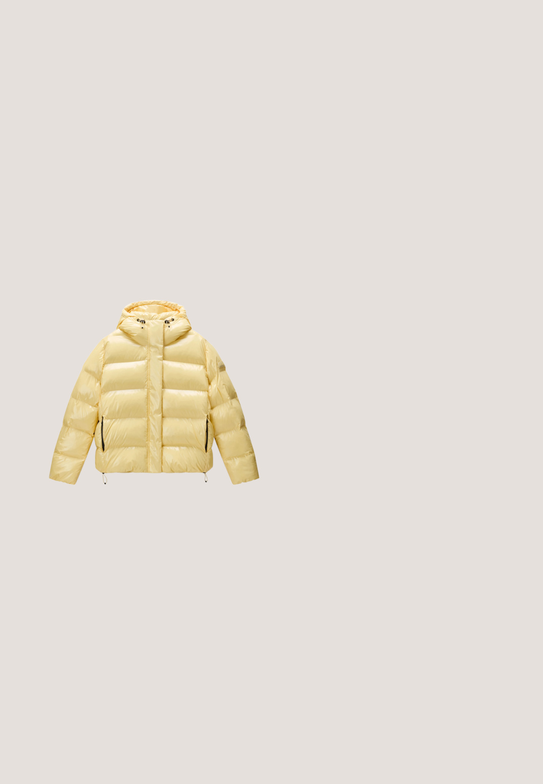 Blank, lysegul dunjakke med hætte, frontlynlås, sorte snoretræk og sorte sidelommer med lynlås, vist på hvid baggrund.; Tofarvet blå crewneck-sweatshirt med lange ærmer, der har "Napapijri" broderet på brystet samt ribstrikket krave og manchetter.; Beige T-shirt med korte ærmer og brune kanter på krave og ærmer, med blå tekst "ALL ABOUT MONSTERS" foran.; Mørkeblå vidde-facon denimjeans med pink og hvide ternede opsmøg og forlommer, knap og "Oh April" mærke på linningen.; Tan vandtæt ankelstøvle med en robust gummisål, rund tå, brun læderkrave, gule snørebånd og et logo på siden.; Blå blød stofnettaske med brede polstrede håndtag og et enkelt, ubesmykket design vist mod en hvid baggrund.