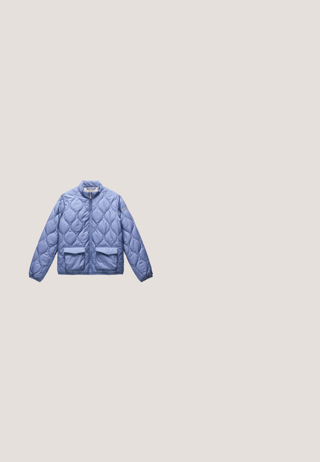 Lichtblauwe gewatteerde jas met een hoge kraag, een rits aan de voorkant en twee voorzakken. Glad synthetisch materiaal met een zachte glans.; Lichtblauw katoenen T-shirt met korte mouwen, ronde hals en klein wit tekstlogo op de linkerborst.; Lichtblauwe skinny jeans van denim, met een hoge taille, vijf zakken en koperen hardware. Zachte textuur met een lichte vervaging.; Lichtblauwe suède sneakers met witte dikke zolen, vetersluiting en de merknaam "ELLSAND" in reliëf aan de zijkant.; Donkerblauwe gestructureerde leren handtas met een enkele gebogen handgreep, halvemaanvorm en gladde randafwerking.; Zilveren creolen met verweven ontwerpen, een gepolijste afwerking en ronde vormen voor een moderne uitstraling.