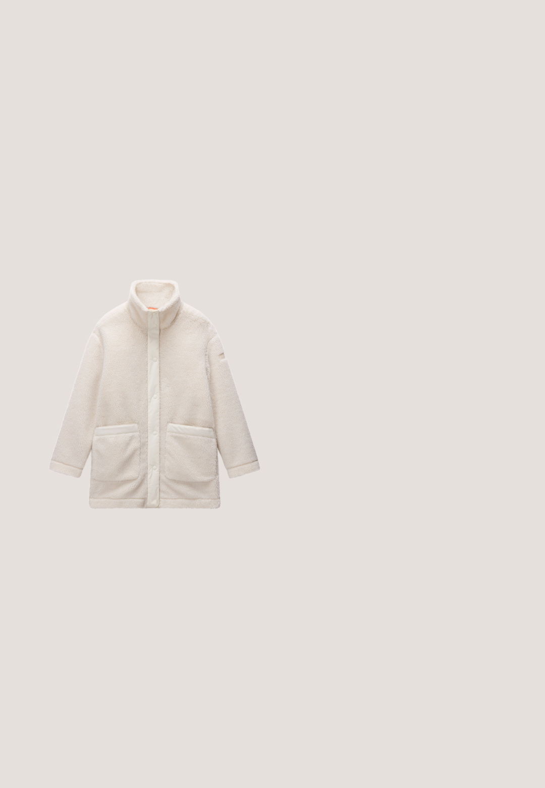 Fleecejack in offwhite met een hoge kraag, drukknoopsluiting, twee voorkeurszakken en een zacht, textuurmateriaal.; Langärmelig crèmekleurig overhemd met horizontale kastanjebruine strepen en een klein geborduurd ontwerp op de borst, weergegeven op een witte achtergrond.; Navy blauwe broek van gladde stof, met een elastische tailleband, twee zijzakken en een relaxte pasvorm met rechte pijpen.; Beige en crèmekleurige lage sneaker met bovenwerk van meshstof, suède neus, veters aan de voorkant en een gespikkelde bruine rubberen zool, weergegeven in rechterzijaanzicht.; Grijze totebag met lange hengsels, vooraan een strikdetail en een subtiel logo, ontworpen voor dagelijks gebruik.; Delicate zilveren ketting met een kleine vierkante hangslot hanger en een verstelbare sluiting op een witte achtergrond.