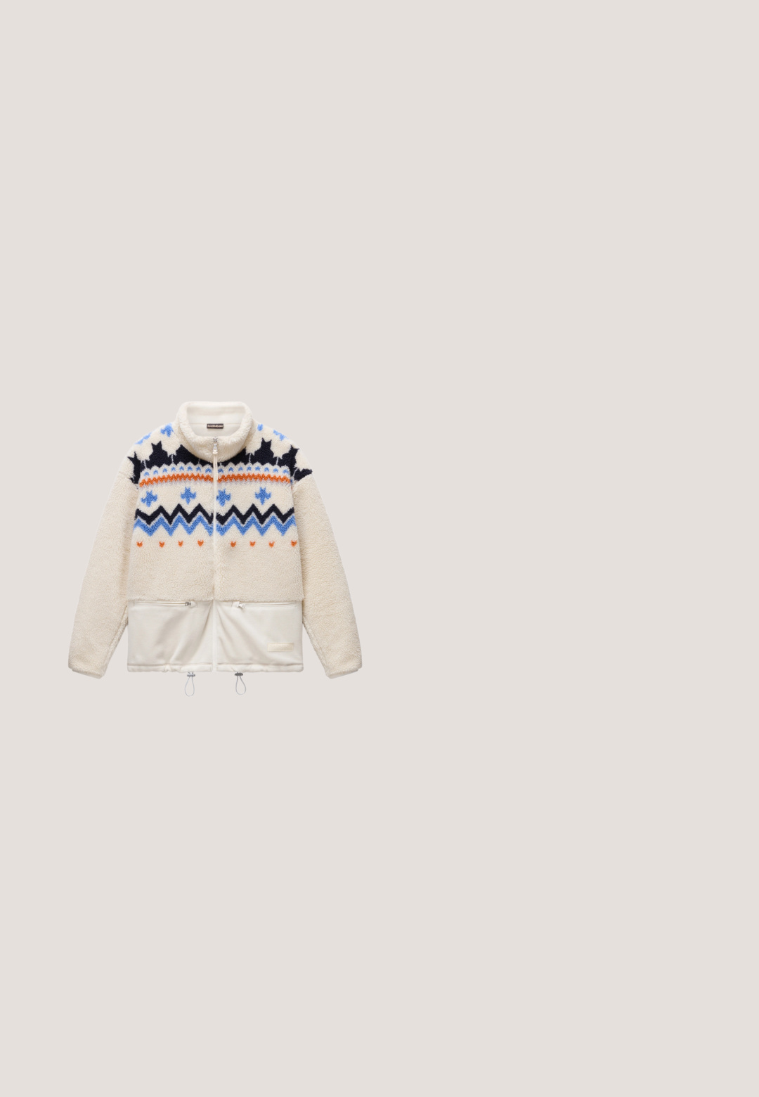 Crème fleece jack met een blauw, zwart en oranje geometrisch patroon op de borst, volledige rits, twee voorzakken met ritsen en trektouwen aan de onderkant.; Donker teal sweatshirt met lange mouwen en een ronde hals. Kenmerkt zich door een kleurrijke regenboogafbeelding met de tekst "WOMEN POWER" erboven.; Lichtgrijze langmouwtop met een geribbeld textuur. Heeft een ronde halslijn en een subtiel wit logo gecentreerd op de borst.; Waterdichte, roze skibroek met een rechte snit, geplooide voorkant, twee zijzakken en zwarte accenten bij de enkels.; Lichte hardloopschoen met een bovenwerk van mesh in lichtroze en bordeaux, met een gelaagde zool in wit en roze en een gestructureerde rubberen buitenzool.; Beige gevoerde draagtas met brede handvatten en een klein vierkant logo op de voorkant in het midden, tegen een effen witte achtergrond.