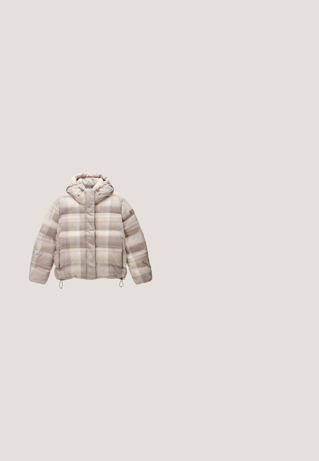Puffjacke im beigen und hellbraunen Karomuster, mit Kapuze, elastischen Kordelzügen und einem cropped Design mit gequilteter Textur.; Hellgrau, gekürzter Pullover aus weichem Baumwollmix, mit geripptem Halsausschnitt und Bündchen, und dem "American Vintage" Logo in kleiner, weißer Schrift.; ARMEDANGELS EINIAARA SOFT - Langarmshirt - off white; Graue Jogginghosen aus weichem Baumwollmix, ausgestattet mit einem elastischen Bund, Seitentaschen und einem kleinen Logo am linken Oberschenkel.; Hellgrauer und beiger Sneaker aus Wildleder- und Mesh-Materialien, mit perforiertem Design, cremefarbenen Schnürsenkeln und einer strukturierten Gummisohle.; Beige gepolsterte Tragetasche mit breiten Griffen und einem kleinen quadratischen Logo-Patch in der Mitte vorne, vor einem schlichten weißen Hintergrund.