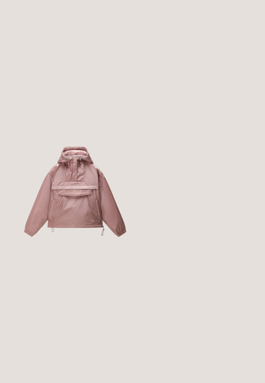 Lichtroze anorakjas met capuchon, voorvak met klep, verstelbare trekkoorden, elastische manchetten en "NAPAPIJRI" geborduurd op de klep van de zak.; Korte beige hoodie van zacht materiaal, met een voorzak, capuchon en klein logo op de borst. Soepele textuur en een ontspannen pasvorm.; Witte oversized korte mouw T-shirt met drie kleine kleurrijke logo's op de borst, waaronder New Balance en marathon-thema ontwerpen.; Beige wijde broek met elastische tailleband en trekkoord, voorzien van twee opgestikte zakken aan de voorkant en rechte pijpen.; Lichtbruine en beige sportschoen met getextureerde rubberen zoolspikes en gaasstof aan de zijkanten, gezien vanaf de buitenkant.; Lichtroze Puma schoudertas met een enkele verstelbare riem en een klein Puma-logo op de voorkant in het midden.
