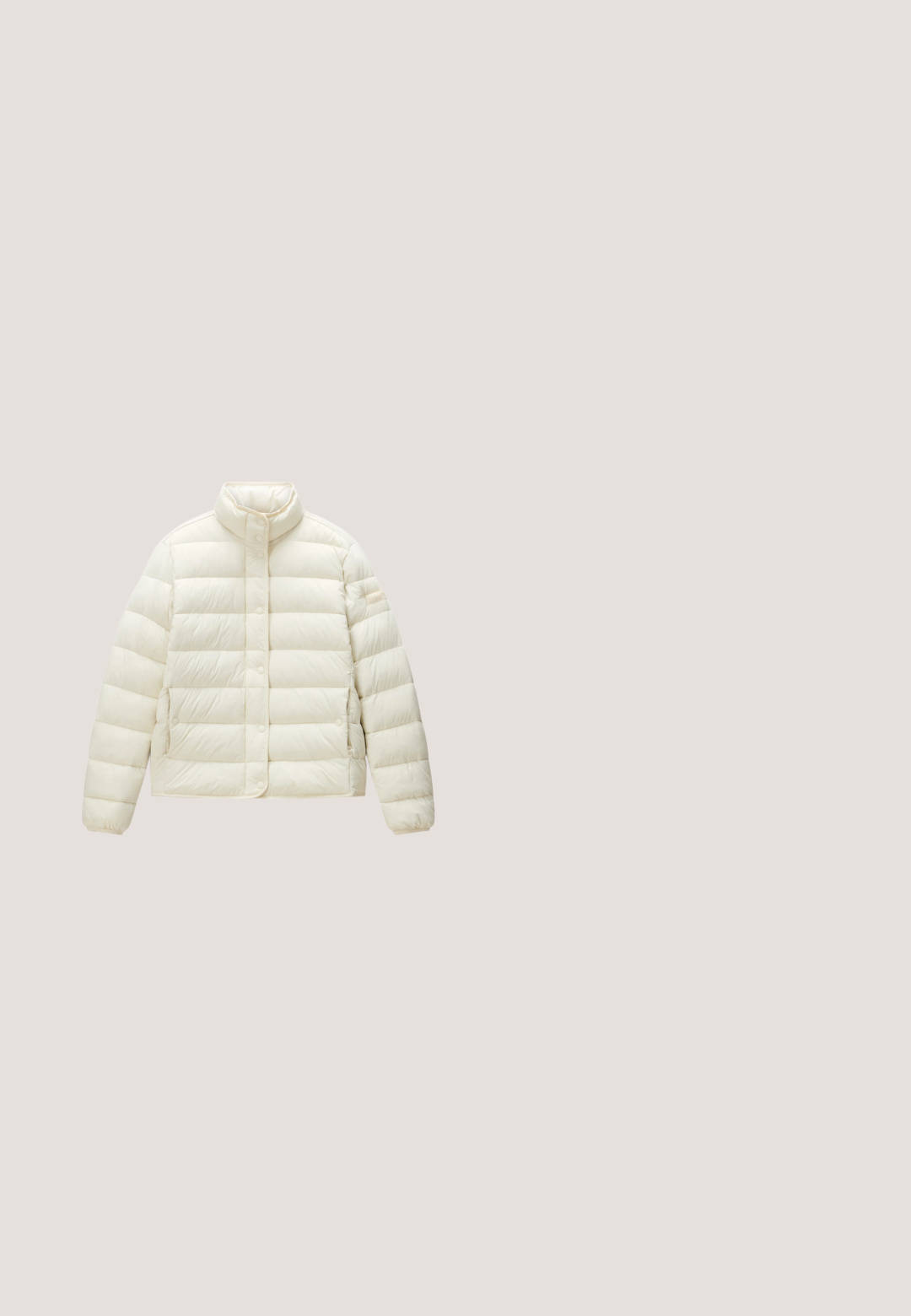 Lichtbeige gewatteerde jas met hoge kraag, drukknoopsluiting aan de voorkant en zijzakken, plat gelegd op een witte achtergrond.; Witte zip-up hoodie van zacht materiaal, met een logo aan de voorkant met "EVERYDAY AMBITION" in lichtbruin. Inclusief kangoeroezakken en ribgebreide manchetten.; Mouwloze geribde tanktop in lichtgrijs met hoge hals en klein geborduurd logodetail op de borst.; Beige casual broek met elastische tailleband en trekkoord, voorzien van zijzakken en een subtiel logo op de rechterdij.; Witte stevige FILA sneaker met slangenprint accenten, dikke gestructureerde zool, veters aan de voorkant en zwarte treklussen op tong en hiel.; Witte leren crossbodytas met een ronde vorm, bovenste ritsafsluiting en verstelbare schouderriem. Subtiele merkembleem geperst op de voorkant.