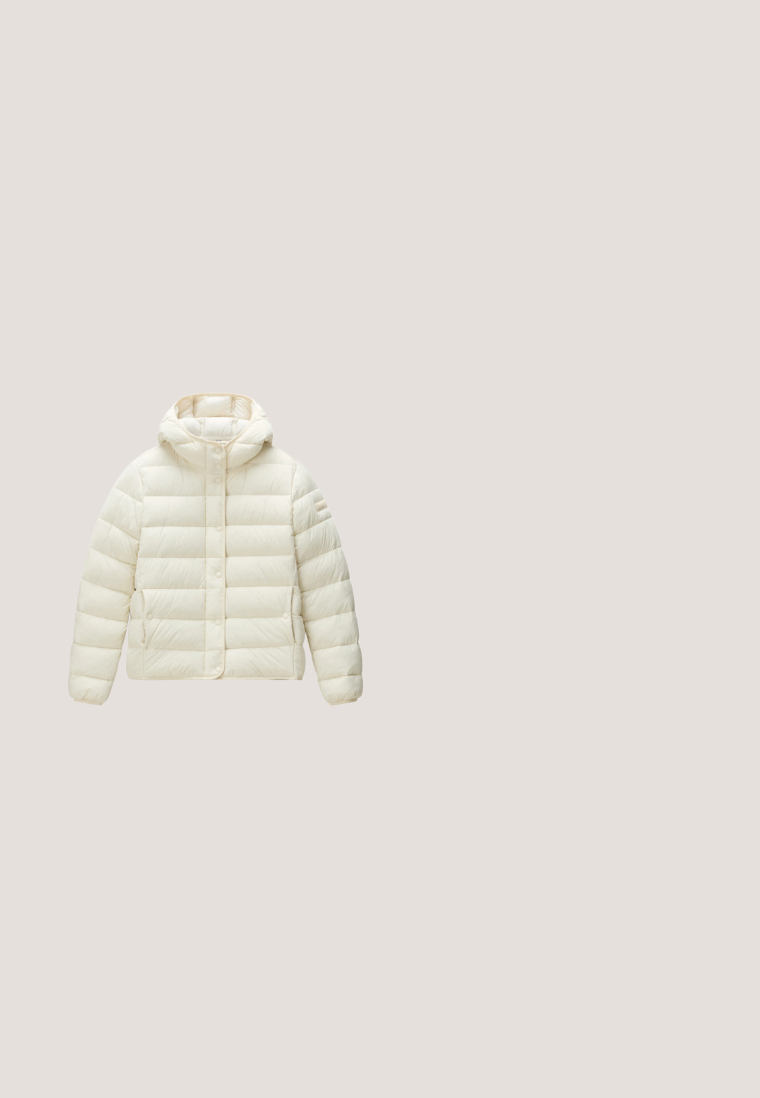 Kremfarvet quiltet puffert jakke med hætte, trykknapper foran og lange ærmer.; Beige fleece pullover med lynlås i kraven og ribbede detaljer. Har en struktureret overflade og en afslappet pasform, velegnet til hverdagsslid.; Vans SCRIPT MOCK - Langærmet T-shirt - light beige; Kremfarvede bukser med brede ben i struktureret stof, elastisk talje og sidelommer. Enkel design, velegnet til afslappet brug.; Beige ankelstøvler med en blød, strikket kant og hvide snørebånd. Sålen er tyk og struktureret, parret med en blå denimnederdel.; Beige puffy tote bag med to robuste håndtag. Har en glat, quiltet tekstur og et minimalistisk design. Bredt struktureret.