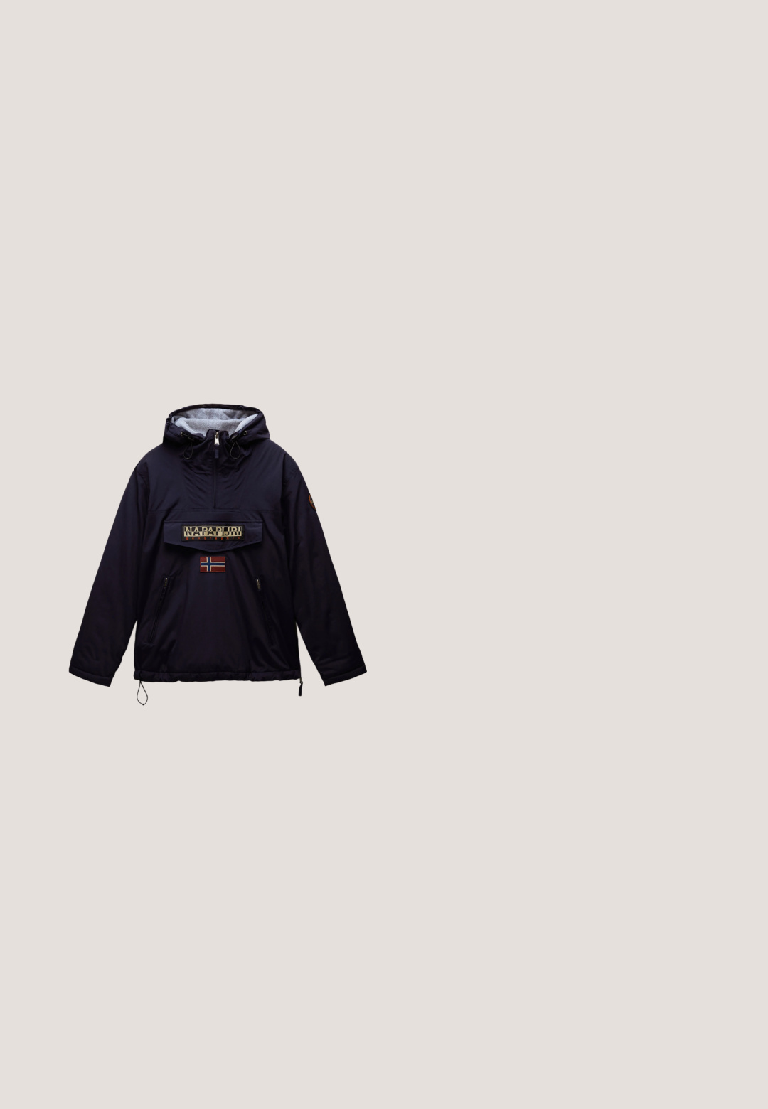 Veste à capuche noire avec poches zippées, doublure en polaire et écusson logo sur le devant. Elle dispose de cordons ajustables et d'un détail du drapeau norvégien.; Pull en maille côtelée à manches longues avec un bas et des manches marron et un haut de poitrine et des épaules bleu marine foncé.; T-shirt blanc uni à manches courtes et col rond avec un petit logo brodé noir et blanc sur le côté gauche de la poitrine.; Shorts à carreaux marron avec une taille élastique, des poches latérales et un petit logo près de l'ourlet. Tissu léger.; Bottes de randonnée en cuir marron à finition texturée, col en laine, œillets métalliques et semelle en caoutchouc avec crampons profonds pour une meilleure traction.; Portefeuille en cuir texturé à motif à carreaux marron, avec une fermeture éclair et un compartiment avant. Présente un détail de logo.