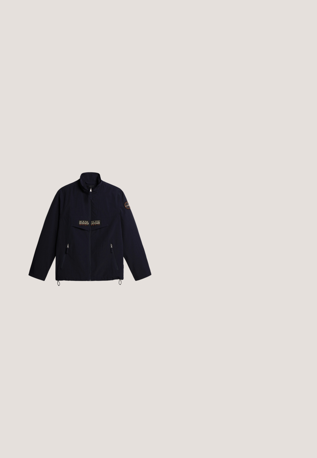 Veste zippée bleu marine avec col haut, deux poches latérales zippées, une poche frontale à rabat avec le logo "Napapijri" et un écusson rond sur la manche gauche.; Pull bleu marine à manches longues avec col rond et petit logo du drapeau norvégien sur la poitrine gauche.; Polo bleu marine à manches courtes avec patte à deux boutons, col et poignets rayés, et petit logo laurier jaune sur la poitrine.; Shorts décontractés bleu marine avec taille élastique, cordon de serrage à l'avant, deux poches latérales et une poche plaquée sur la jambe gauche.; Bottine haute en suede bleu marine avec semelle en caoutchouc blanche et accents marron. Présente un design à lacets et un col rembourré noir. Logo Timberland affiché.; Sac banane bleu marine avec poche avant zippée et sangle réglable, agrémenté d'une pièce en cuir marron avec logo embossé.