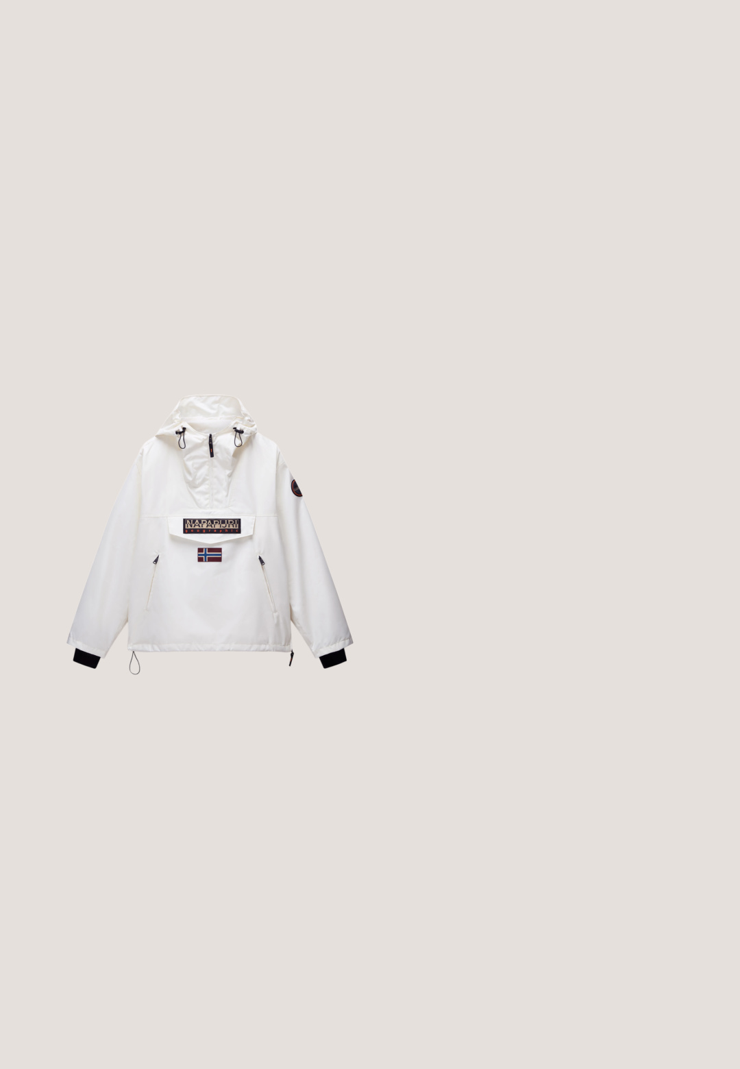 Witte pulloverjack met een capuchon, voorzien van een voorzak, verstelbare trekkoorden en een logo met een Noorse vlag patch. Zachte textuur.; Blauwe crewneck sweatshirt van een katoenmix. Voorzien van ribbels aan de mouwen en onderrand, en een klein wit logo op de borst.; Effen donkergrijze casual herenshorts met knoopsluiting, riemlussen en zijzakken, plat gelegd op een witte achtergrond.; Tan wandelschoenen met een suede bovenwerk, metallic gouden accenten en een zwarte gewatteerde kraag. Kenmerkt zich door textuurveters en een contrasterende zool.; Timberland zonnebril met zwart matte frame, grijs getinte lenzen, gebogen vorm en logo op de poot. Duurzaam en lichtgewicht ontwerp.; Blauwe stoffen schoudertas met een zwarte mesh voorvak, logo-opdruk en een verstelbare schouderband. Voorzien van een ritssluiting en duurzame materialen.