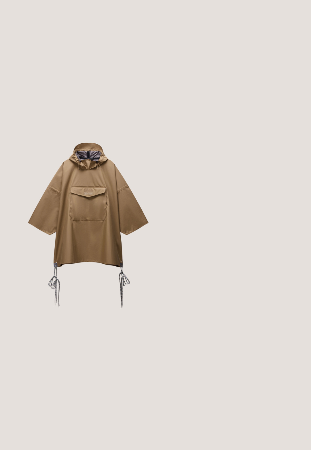 Poncho de pluie marron à capuche avec larges manches, poche à rabat sur le devant et cordons ajustables à l'ourlet de chaque côté.; Hoodie beige avec fermeture à moitié éclair, corps en polaire et tissu lisse sur les épaules. Comprend des cordons de serrage réglables et des poches zippées.; T-shirt ample à manches courtes couleur crème avec une photo en noir et blanc d'une maison sur une colline imprimée au centre devant.; Pantalons en nylon marron avec une ceinture élastique. Présente un logo Timberland vertical en beige clair. Texture lisse, zips aux chevilles pour ajustement.; Botte d'hiver vert olive avec un upper rembourré portant le texte blanc "MOON", des lacets bungee noirs et une semelle en caoutchouc texturée.; Sac militaire vert olive foncé avec poignées en cuir noir et bandoulière détachable sur fond blanc.