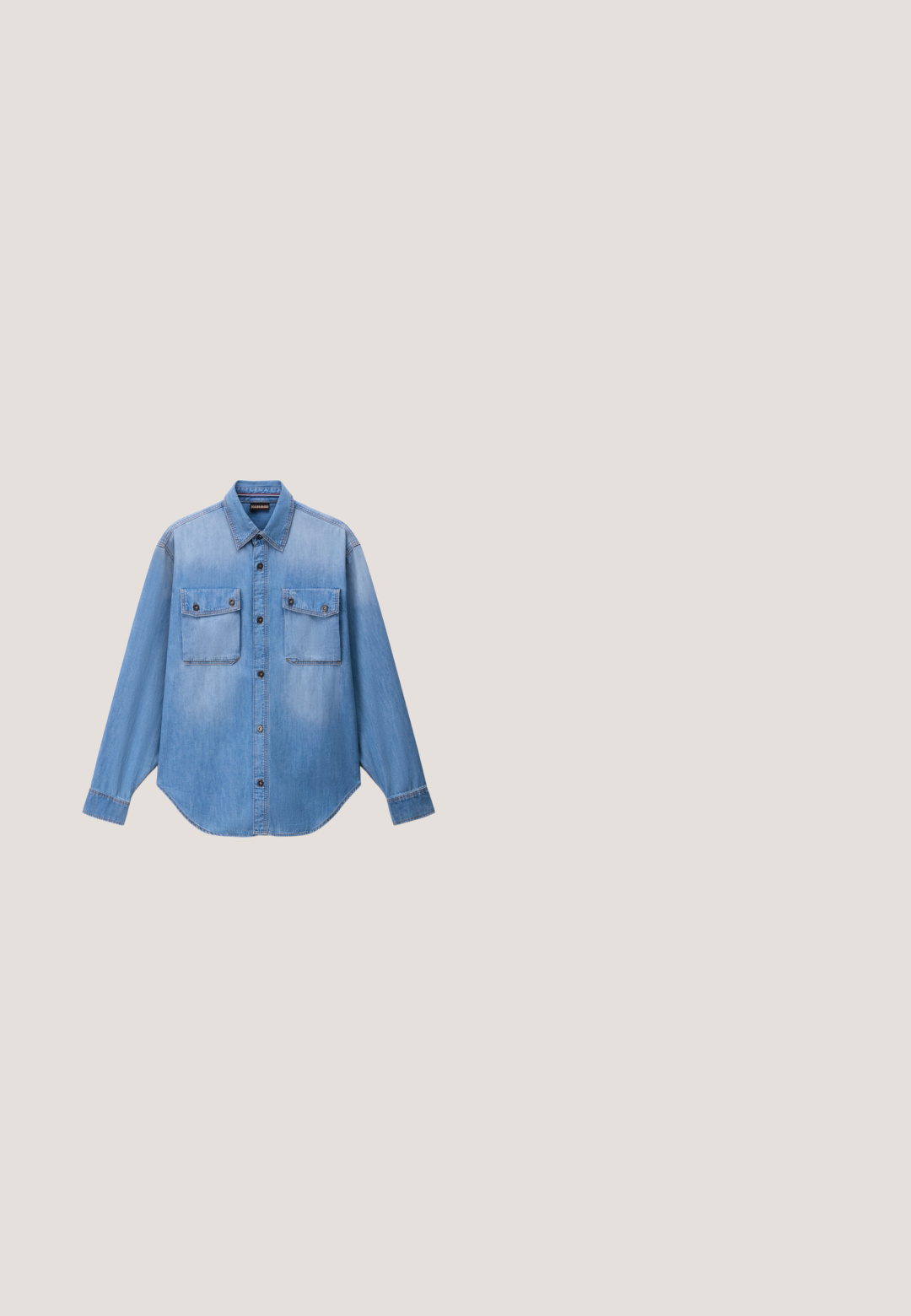 Hellblaues Langarmhemd aus Denim mit geknöpfter Vorderseite, spitzem Kragen und zwei geknöpften Brusttaschen.; Grauer Strickcardigan mit einem Schalkragen, fünf braunen Knöpfen, zwei vorderen Taschen und gerippten Bündchen. Das strukturierte Material sorgt für ein gemütliches Aussehen.; Weißes T-Shirt mit kurzen Ärmeln aus Baumwolle, mit Rundhalsausschnitt und einem schlichten Design. Markentag im Nackenbereich sichtbar. Keine Muster oder Verzierungen.; Gerade geschnittene blaue Jeans aus Denim mit vorderem Knopf, Reißverschluss, Gürtelschlaufen und Fünf-Taschen-Design auf einem schlichten weißen Hintergrund.; Weißer niedriger Canvas-Sneaker mit Schnürsenkeln, beschriftet mit Tommy Hilfiger, schwebt über einem glatten grauen Boden nahe einer Glasbausteinwand.; Geflochtener brauner Ledergürtel mit einer dunklen Metallschnalle und -riemen. Verfügt über ein texturiertes Muster und glatte Kanten, die Flexibilität und Haltbarkeit zeigen.