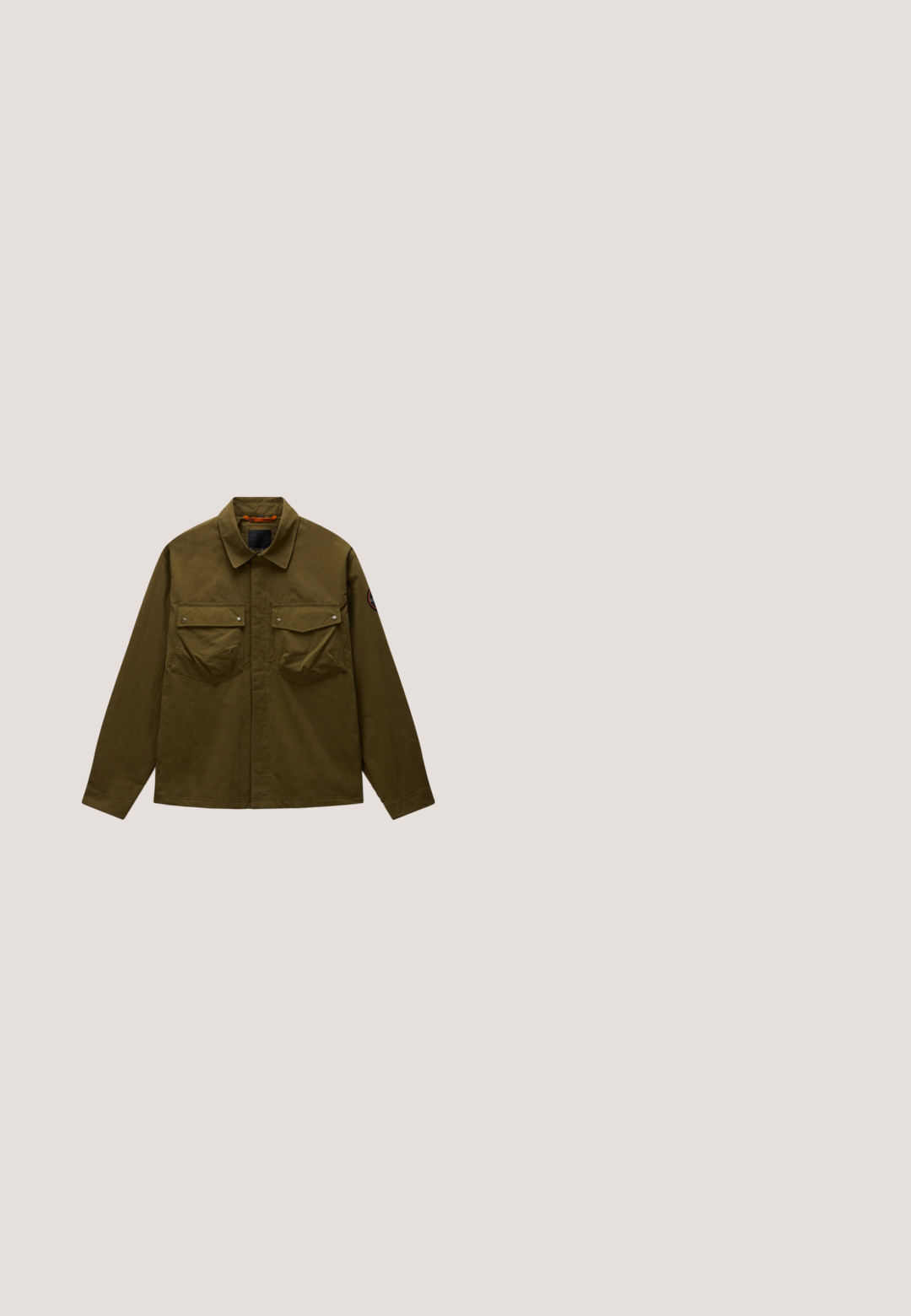 Herenjack in olijfgroen met lange mouwen, twee klepzakken aan de voorkant en een kraag, met een ronde patch op de linker mouw.; Navyblauwe crewneck sweatshirt gemaakt van zachte stof, met lange mouwen, geribde manchetten en een relaxed fit zonder enige versieringen.; Donker marineblauw overhemd met lange mouwen, knoopsluiting, een opknoopbare kraag, een glad front en zonder zichtbare zakken.; Grijze spijkerbroek van denim met een rechte pijp, vijf zakken, subtiele vervaging en een rits. Kenmerkt zich door contrasterende stiksels en een gebrandmerkte tailleband.; Zwarte leren enkelboot met een gladde afwerking, ronde neus, vetersluiting aan de voorkant en een treklip aan de achterkant. Rubberen zool met profielpatroon.; Zwarte leren reistas met dubbele bovenhandvatten, afneembare schouderriem en subtiel geperst logo op de voorhoek.