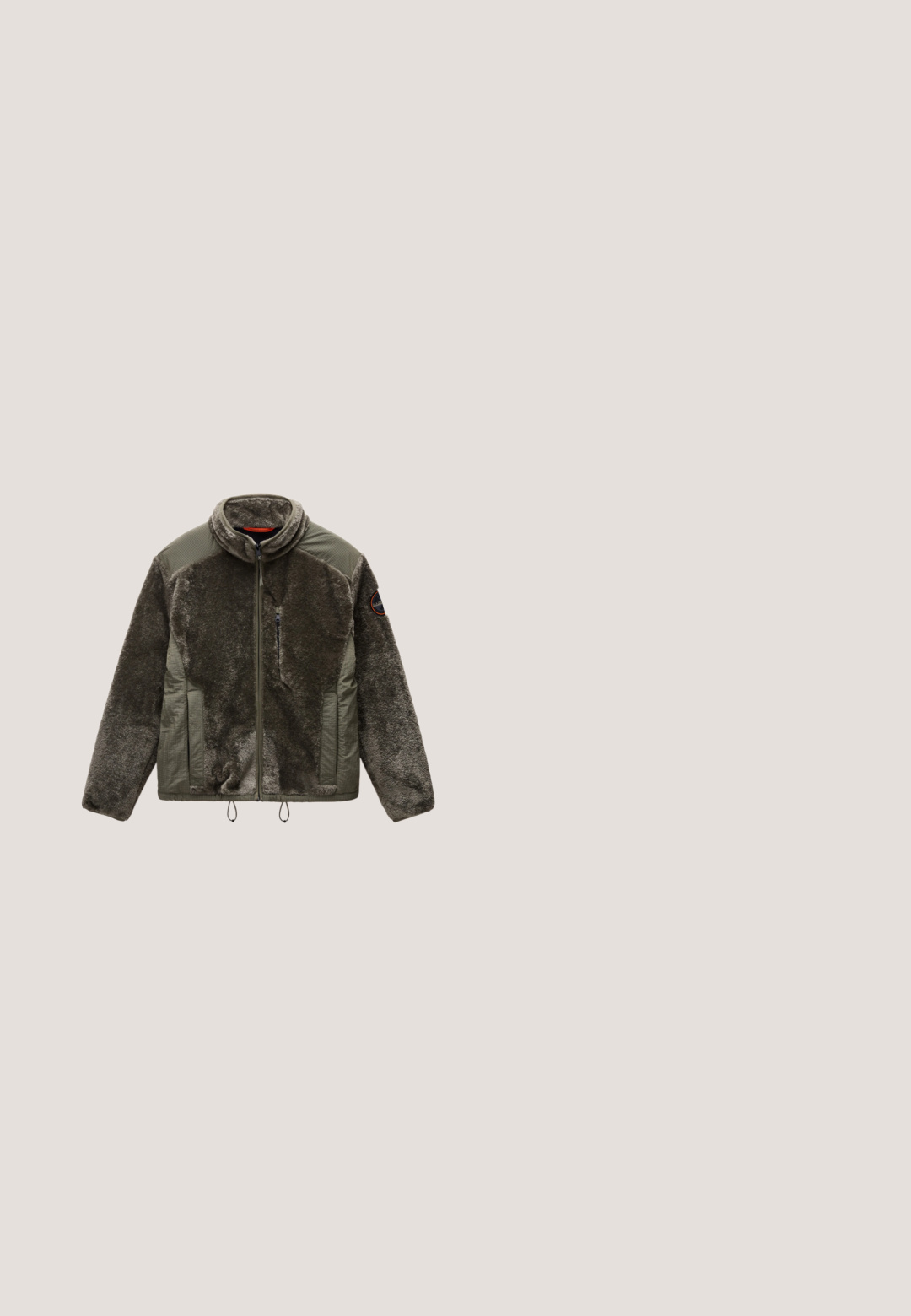 Fleecejakke i olivengrøn med høj krave, lynlås fortil og tekstureret stof; har en brystlomme og justerbare kantledninger.; Beige hættetrøje med front-kængurulomme og lille grønt "The North Face"-logo på venstre bryst.; Olivenfarvet bomulds-T-shirt med korte ærmer, rund hals og en lille hvid logo på venstre bryst. Glat tekstur, afslappet design.; Mørkeblå denimbukser med lige ben, der har gule stikninger og forlommer. Stoffet ser solidt og struktureret ud.; Sort læder ankelstøvle med brune snørebånd, polstret grøn krave og tan gummisål med dybe riller, set fra siden på hvid baggrund.; Brun rektangulær sportstaske med dobbelthåndtag, justerbar skulderrem, sidelomme med lynlås og G-STAR mærkede remme foran.