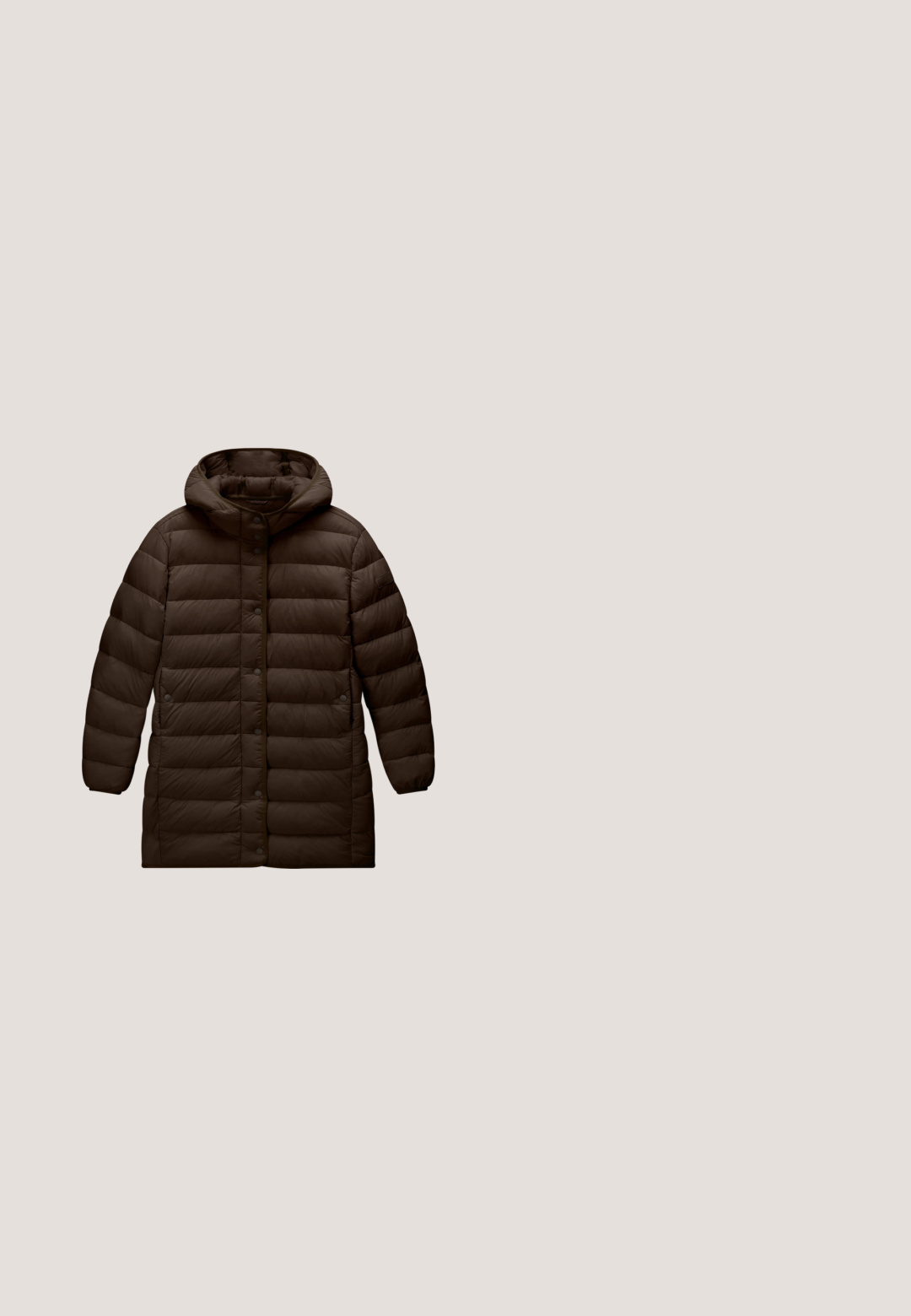Langer dunkelbrauner, wattierter Wintermantel mit Kapuze, vorderen Druckknöpfen und horizontaler Steppung, abgebildet vor weißem Hintergrund.; Brauner Sweatshirt mit langen Ärmeln und einer grünen und schwarzen Bärensilhouette als Grafik, gefüllt mit Baum- und Vogelmotiven auf der Vorderseite.; Langärmliges Oberteil in hellbeige mit Rundhalsausschnitt und weichem, glattem Stoff, entworfen für eine figurbetonte Passform.; Dunkelbraune Jogginghose mit elastischem Bund, aufgesetzten Fronttaschen und gerippten Bündchen an den Knöcheln, flach auf weißem Hintergrund gezeigt.; Brauner High-Top-Sneaker aus Wildleder mit goldenen Ösen, grünen Schnürsenkeln, gemusterter Textur, weichem Innenfutter und Gummisohle.; Braune strukturierte Tragetasche mit zwei Schulterriemen und Seitentaschen, dargestellt auf weißem Hintergrund.