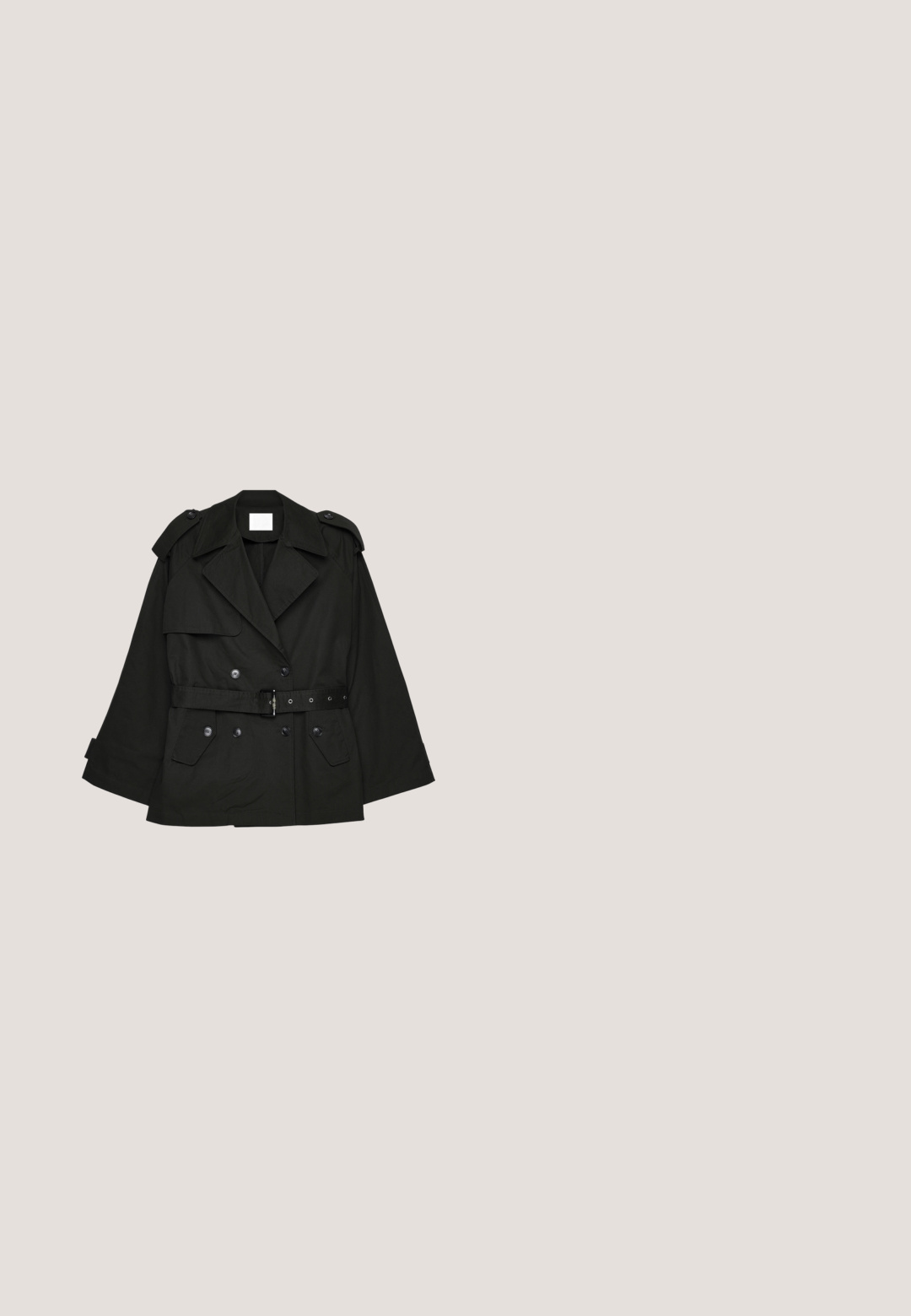 Manteau trench ceinturé noir à double boutonnage avec grands revers, épaulettes boutonnées et poches à rabat sur fond blanc.; Haut à capuche court noir en coton doux. Comprend une capuche avec cordon de serrage et des poignets côtelés. Le design avant inclut le texte : "HAWAI E KOMO MAI."; T-shirt en coton noir à manches courtes, avec un petit texte graphique blanc "PEGAIDOR PGDR" sur le devant. Design simple à encolure ras du cou.; Pantalons cargo gris foncé en tissu léger, munis d'une ceinture avec boucle ronde, de deux poches latérales et de deux poches cargo.; Baskets blanches en cuir avec une semelle épaisse, des détails texturés et un système de laçage. Présente des accents moulés et une finition lisse.; Sac d'épaule en tissu noir avec sangle réglable, poche avant avec cordon bleu et petite étiquette logo rectangulaire à la base.